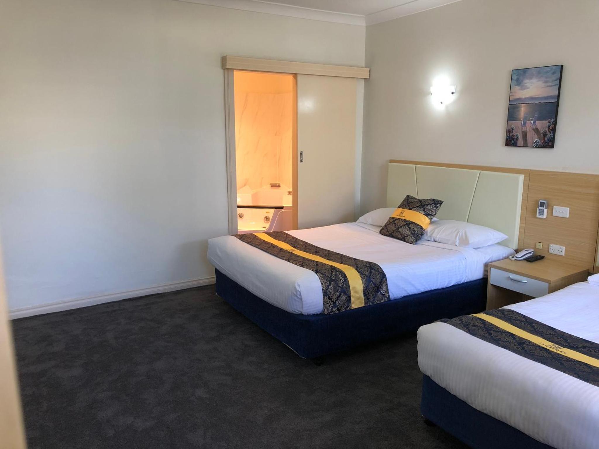 Deluxe Queen Spa Room - Photo 5