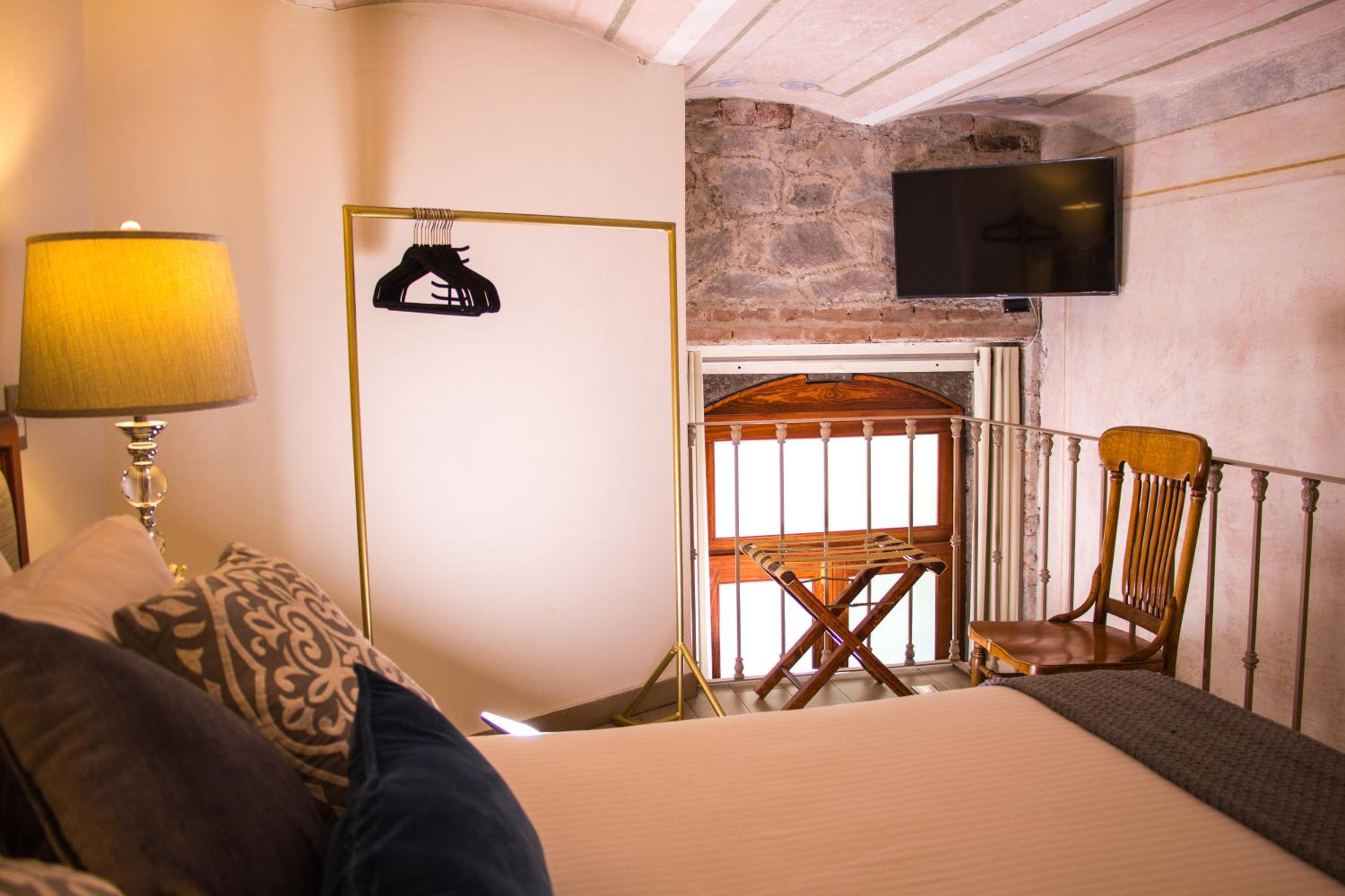 Queen Room photo 1