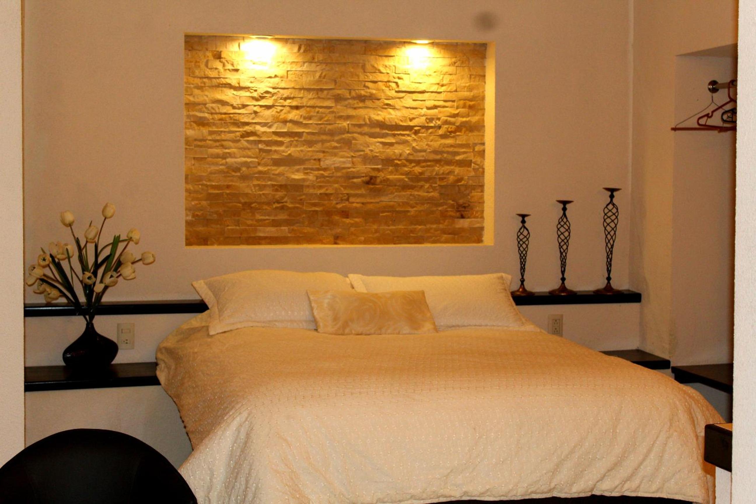 Queen Room photo 2