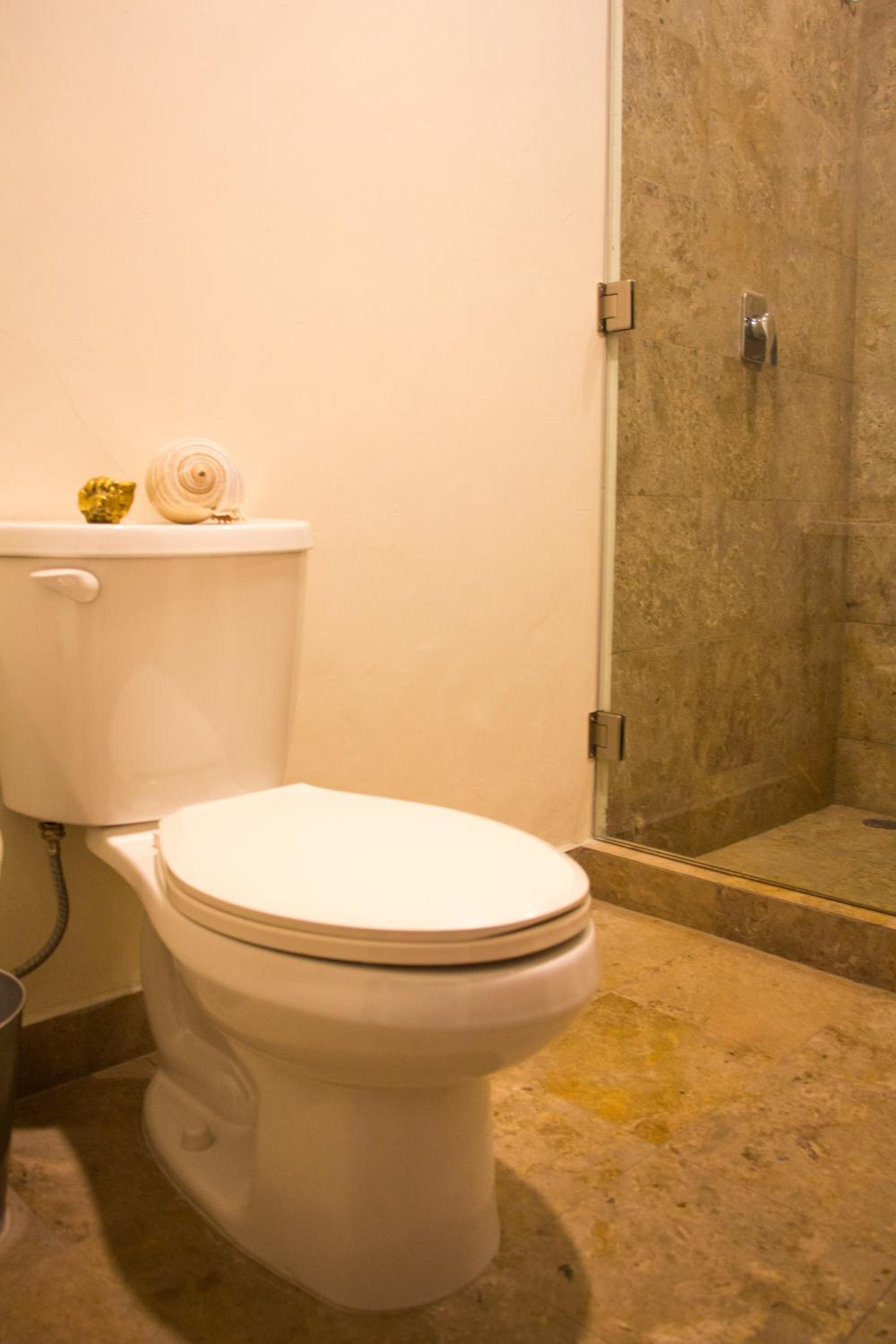 Quadruple Room with Bathroom - Photo 11