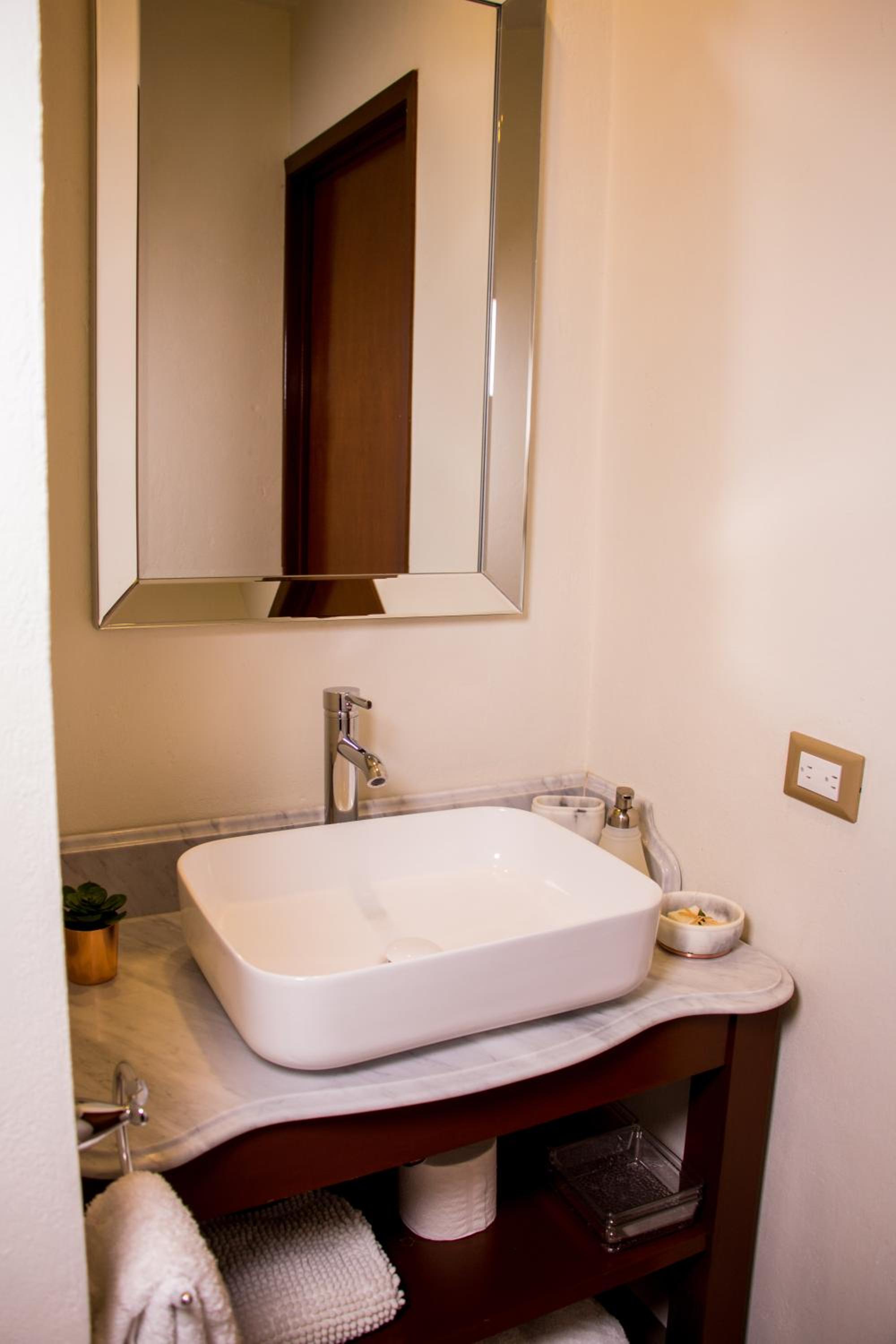 Quadruple Room with Bathroom - Photo 10