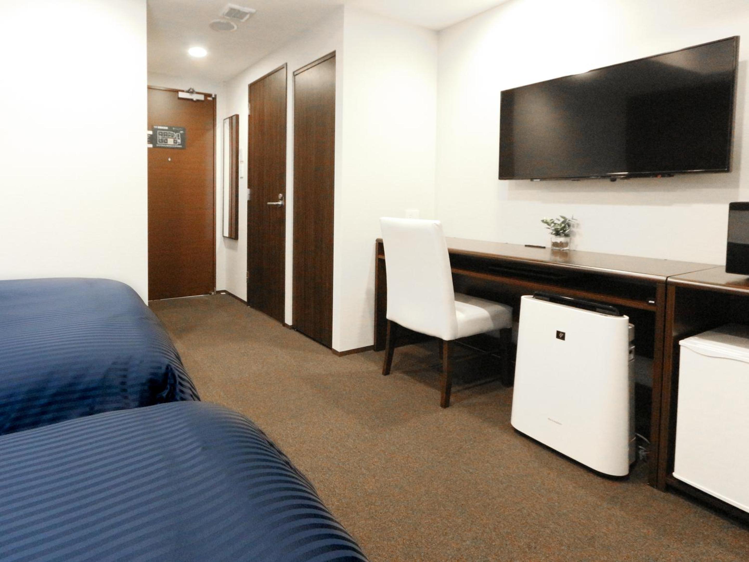 Twin Room - Non-Smoking photo 1