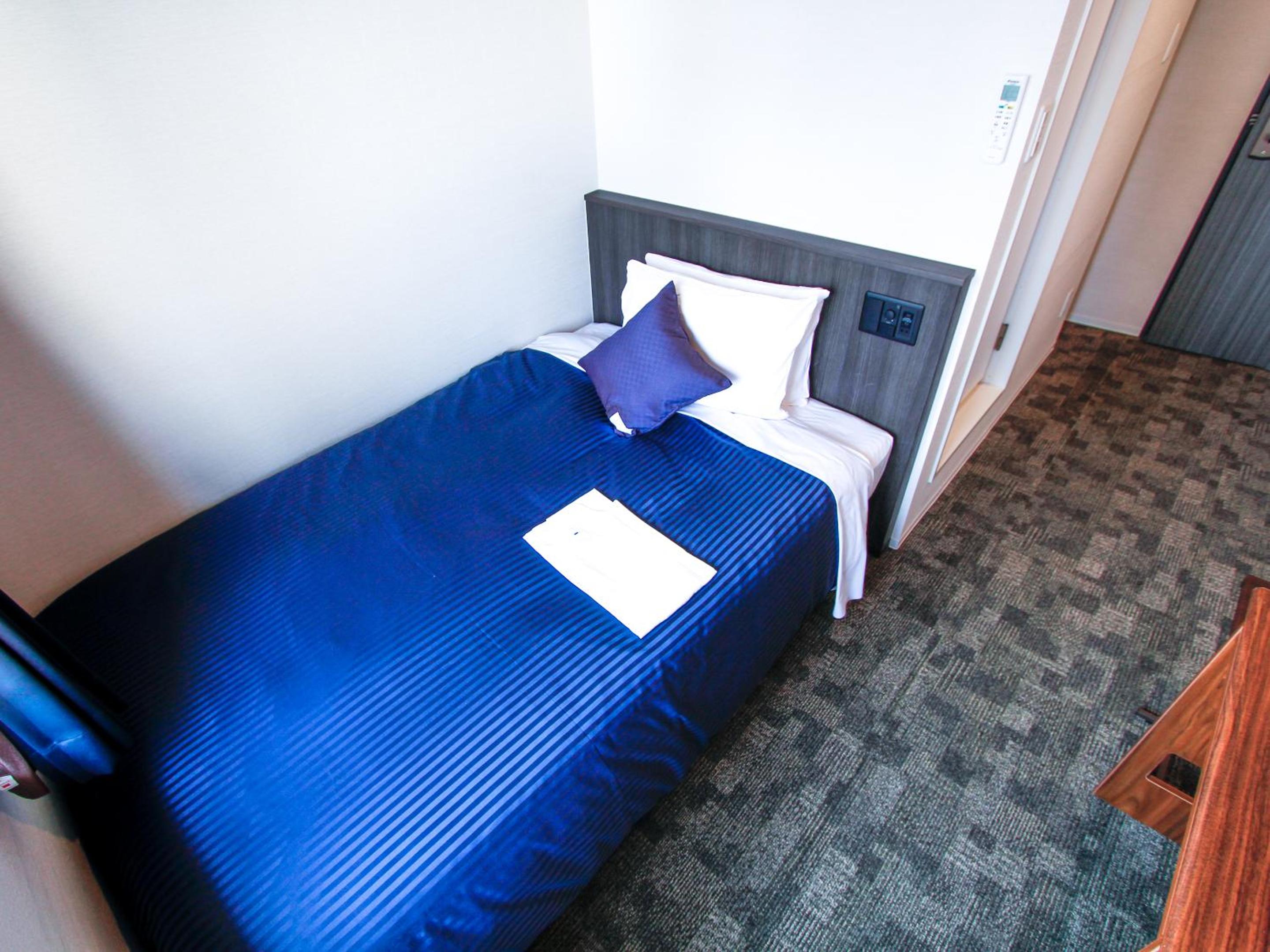 Double Room with Small Double Bed - Smoking photo 3