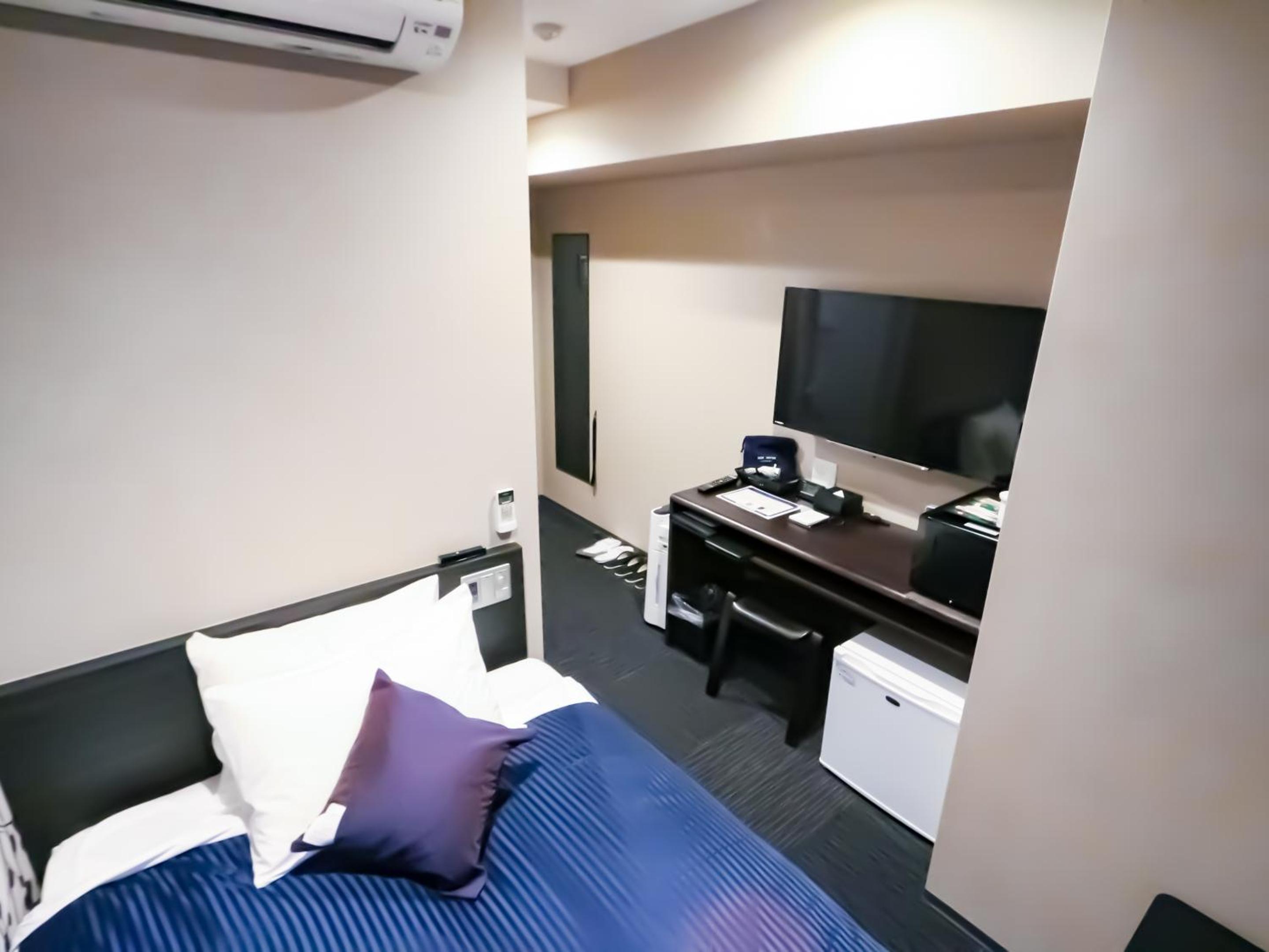 Single Room with Small Double Bed - Smoking - Photo 3