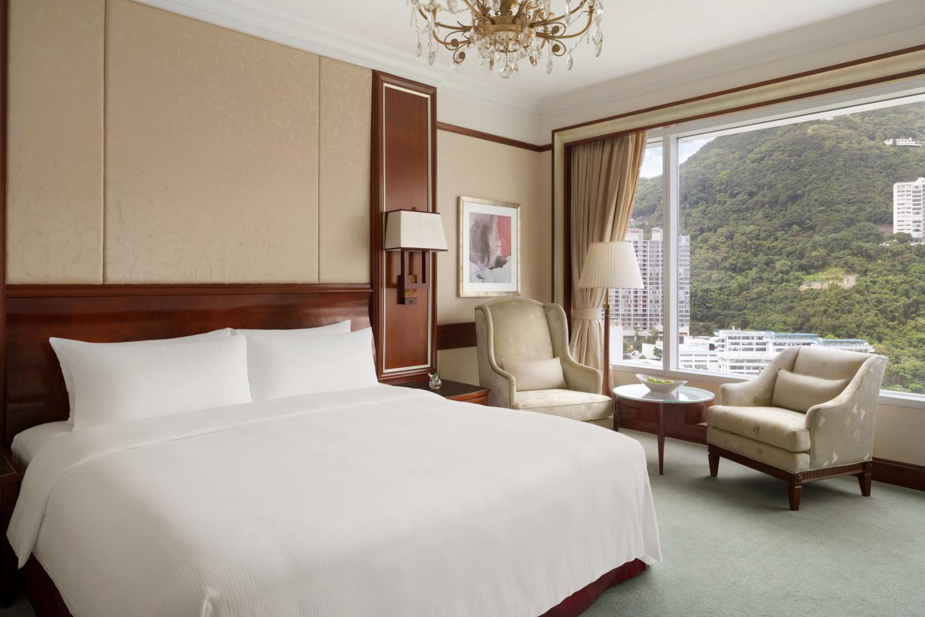 Island Shangri-La Deluxe Peak View King Room