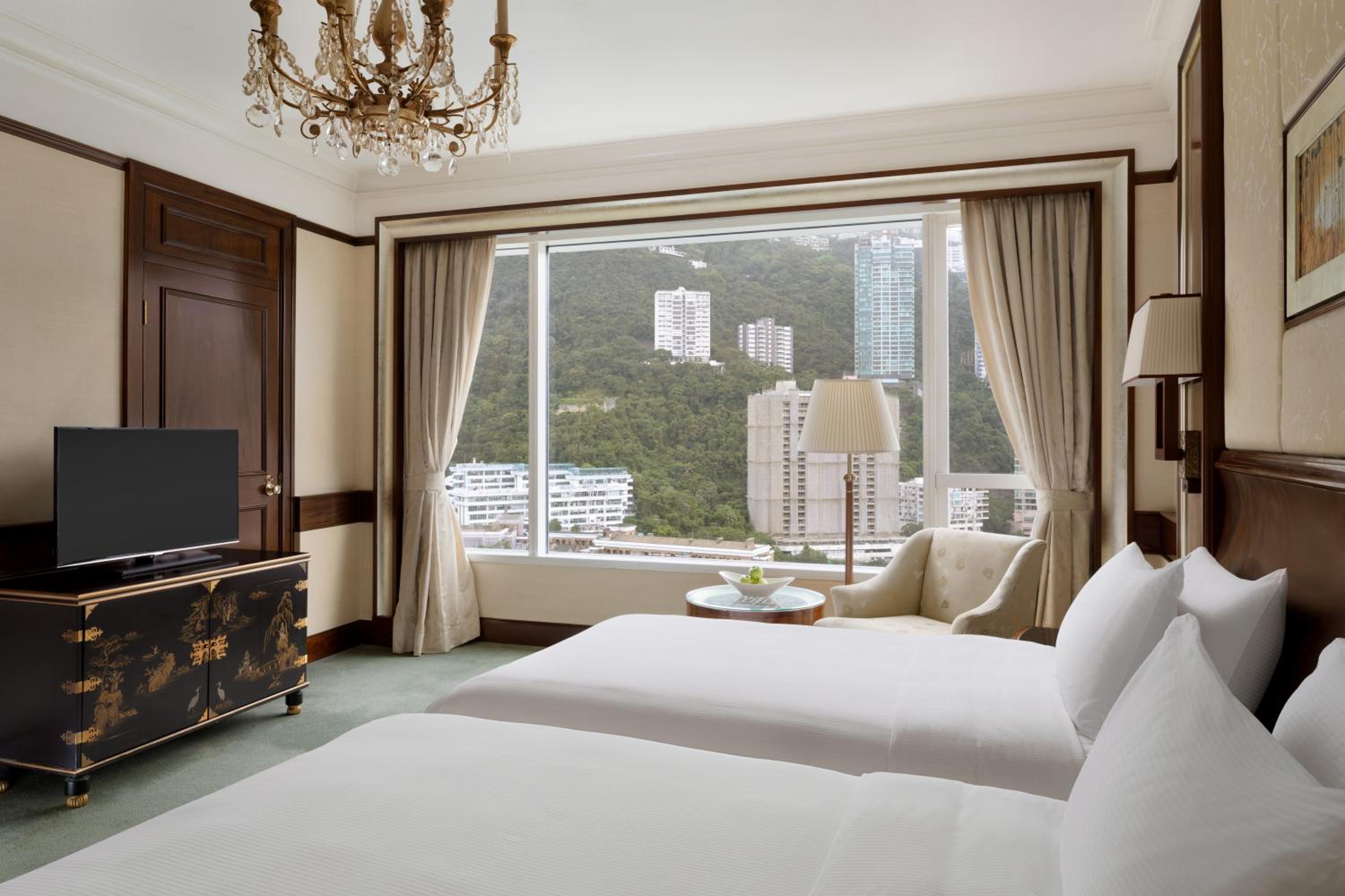 Island Shangri-La Deluxe Peak View Twin Room