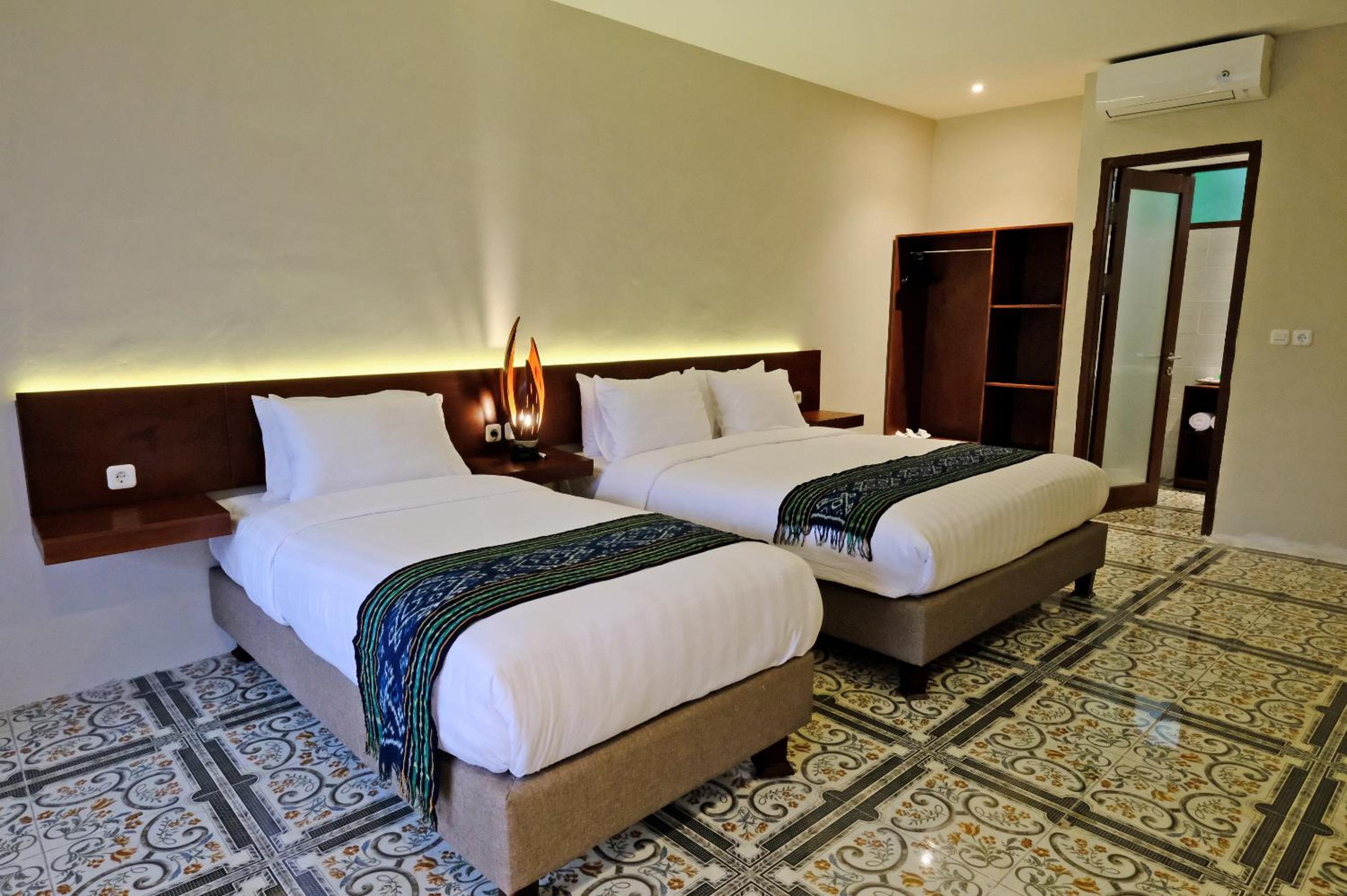 Triple Room with Pool View - Photo 2