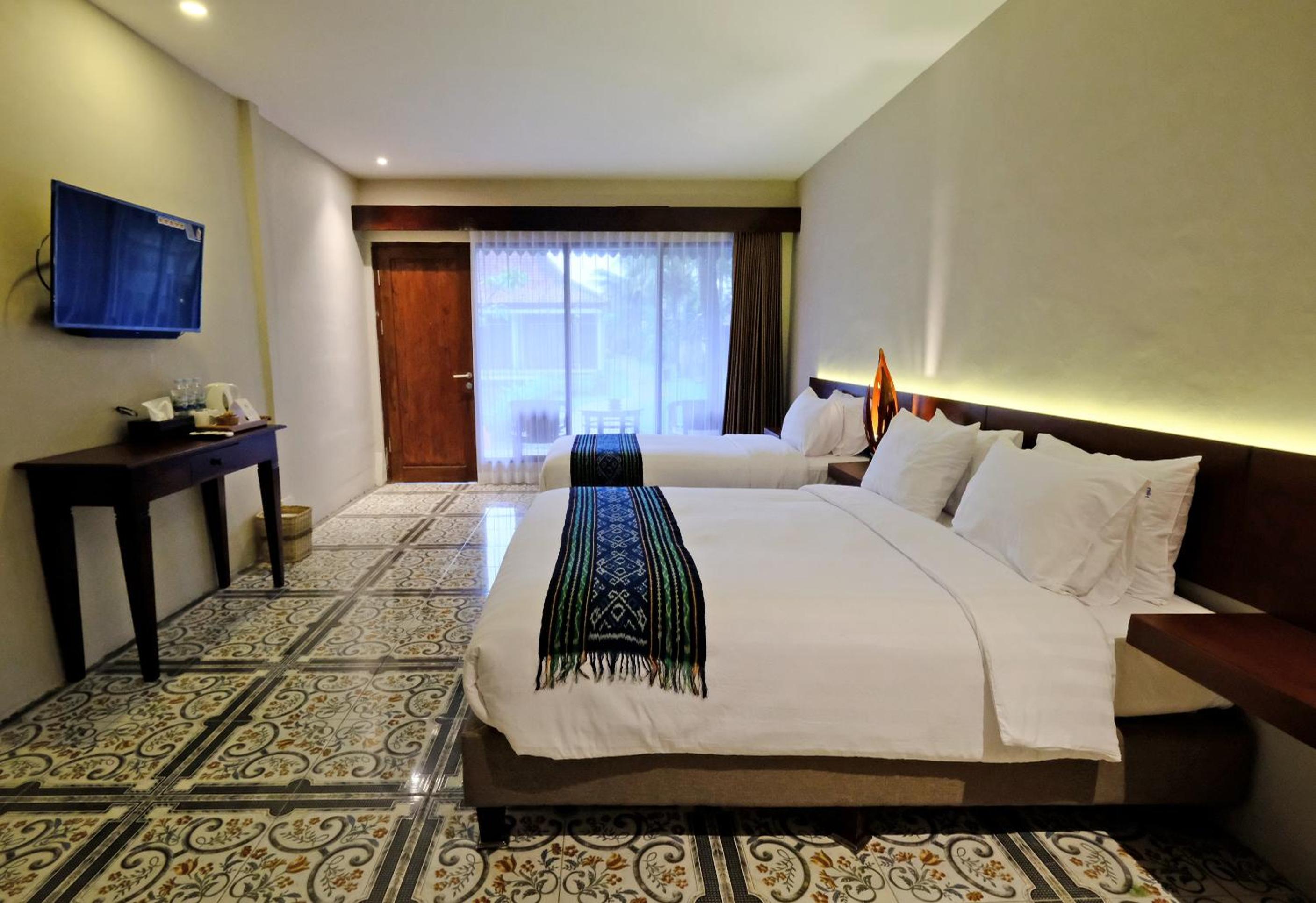 Triple Room with Pool View - Photo 1