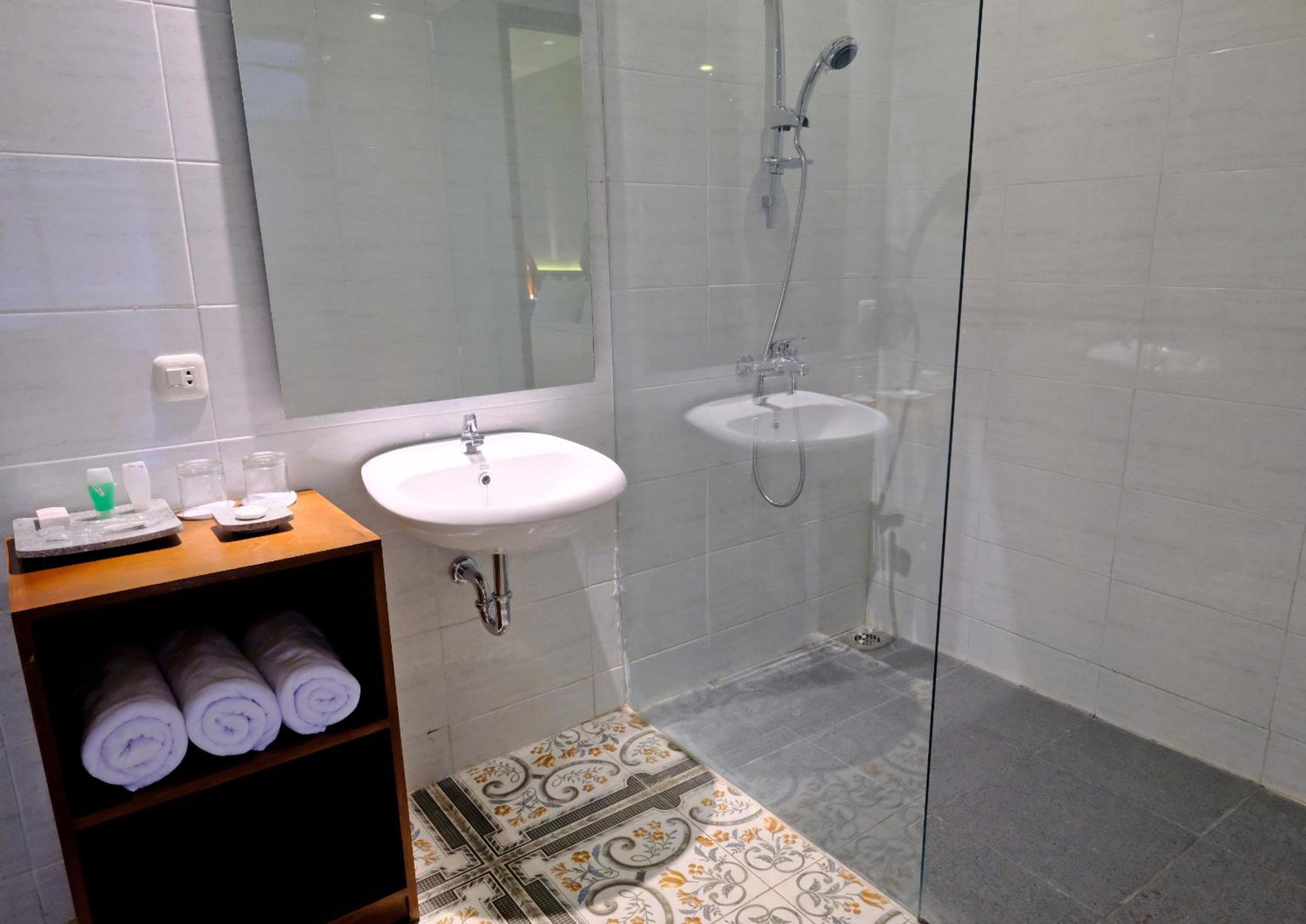 Triple Room with Pool View - Photo 4