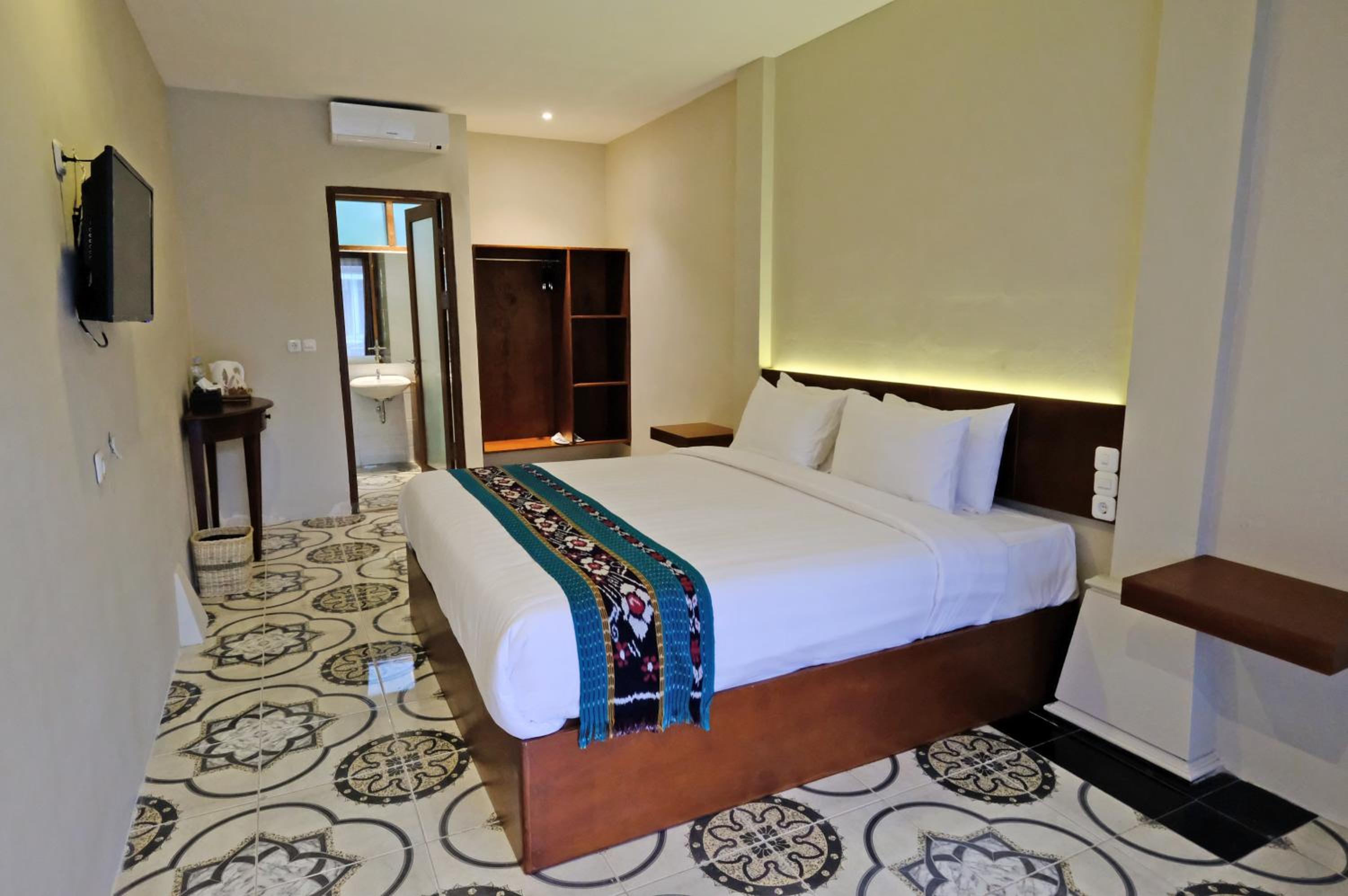 Double Room with Pool View - Photo 1