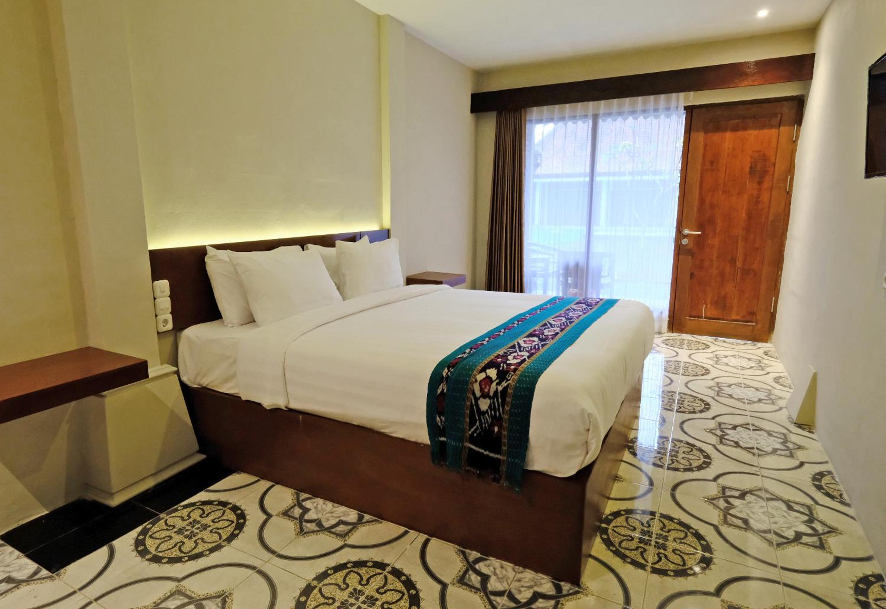 Double Room with Pool View - Photo 5