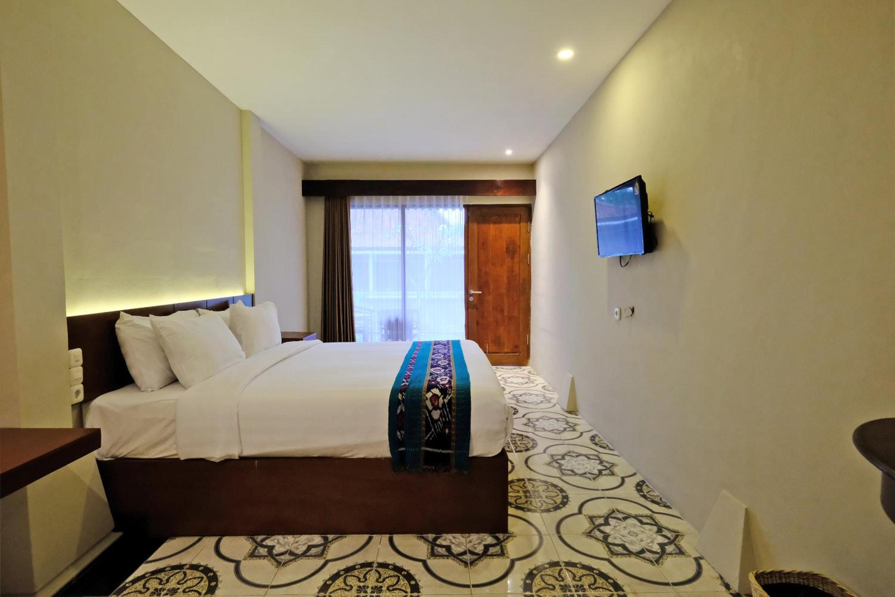 Double Room with Pool View - Photo 4