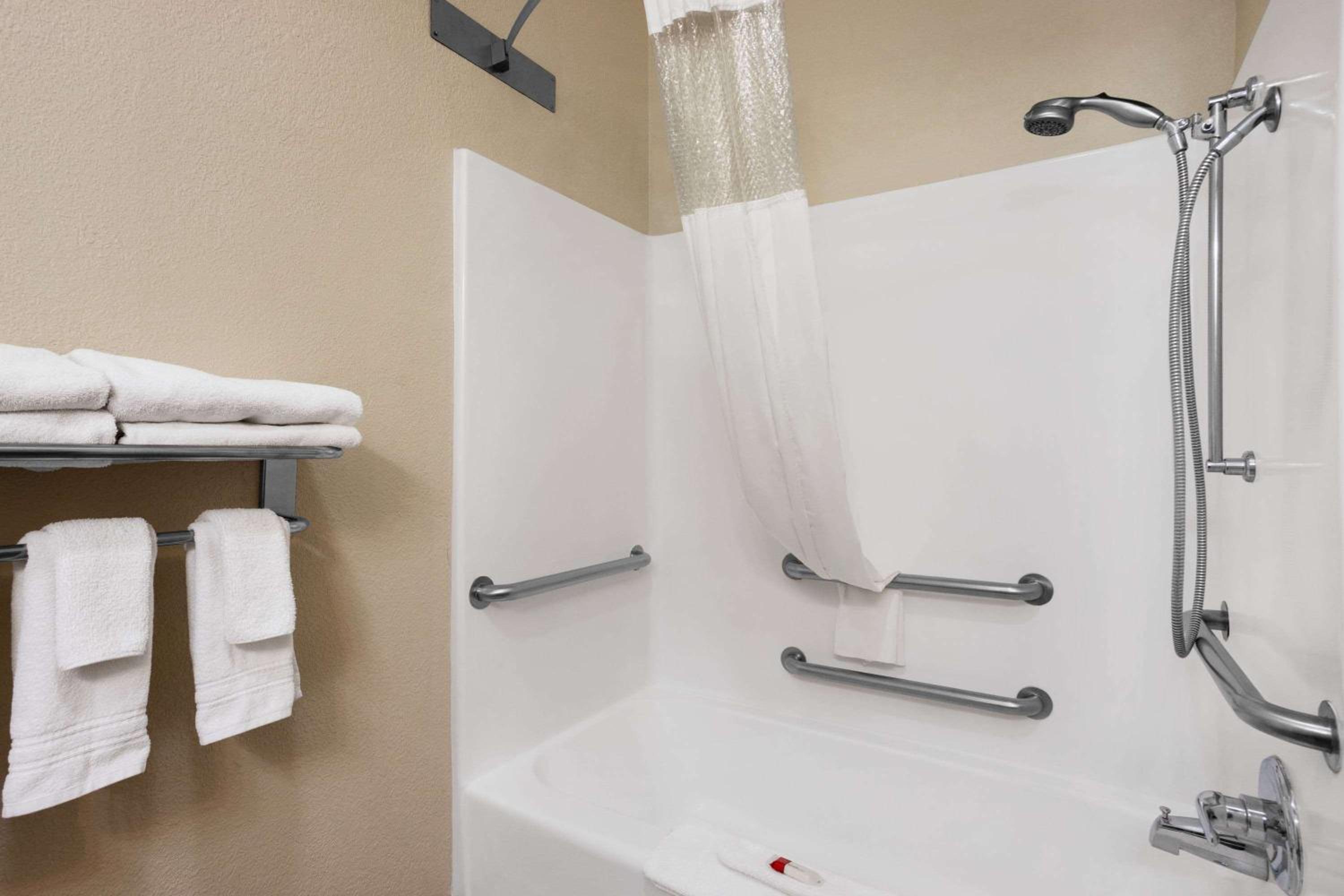 Queen Room with Two Queen Beds and Bath Tub - Mobility Accessible/Non-Smoking - Photo 3