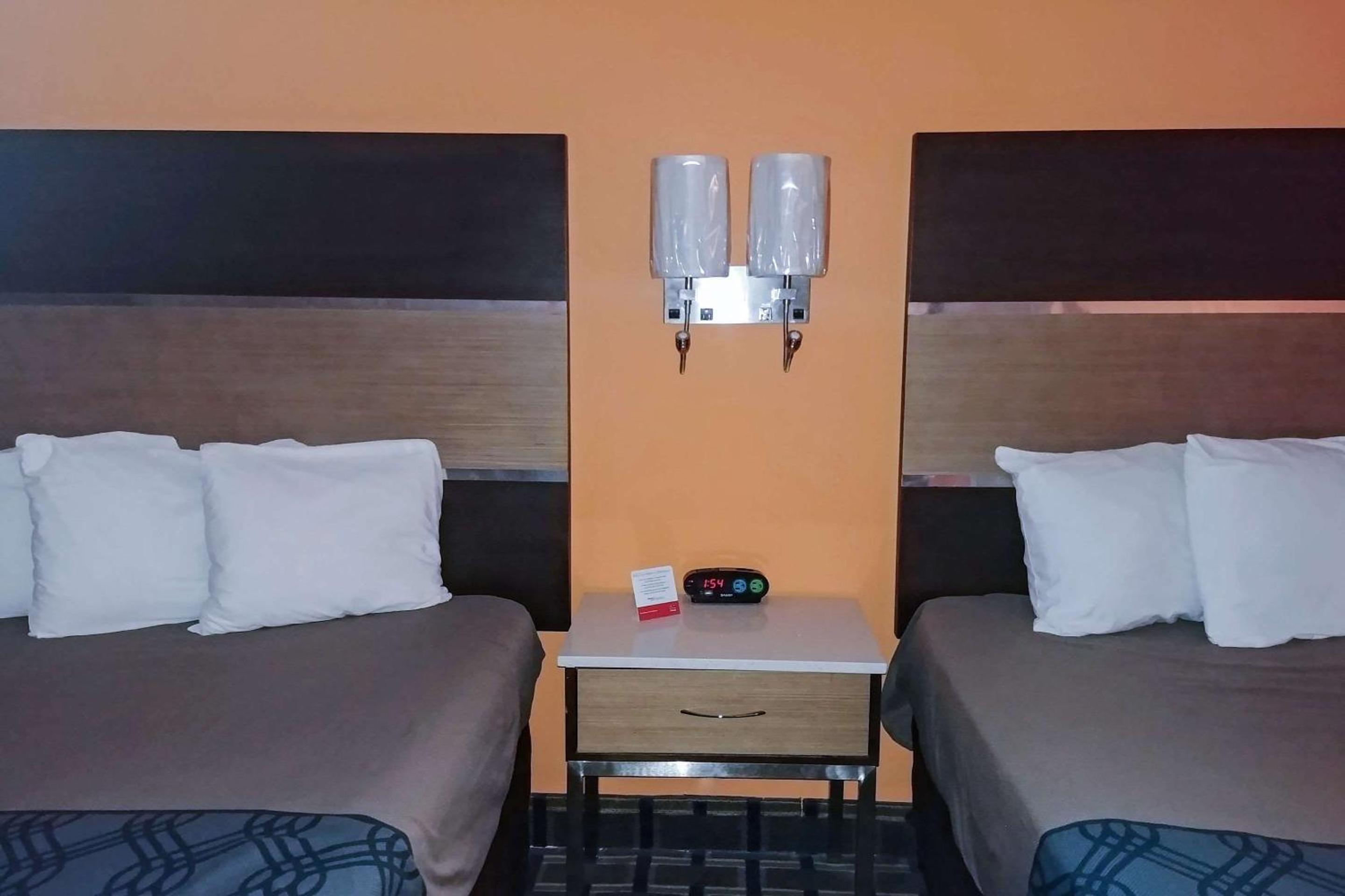 Double Room with Two Double Beds - Non-Smoking - Photo 10