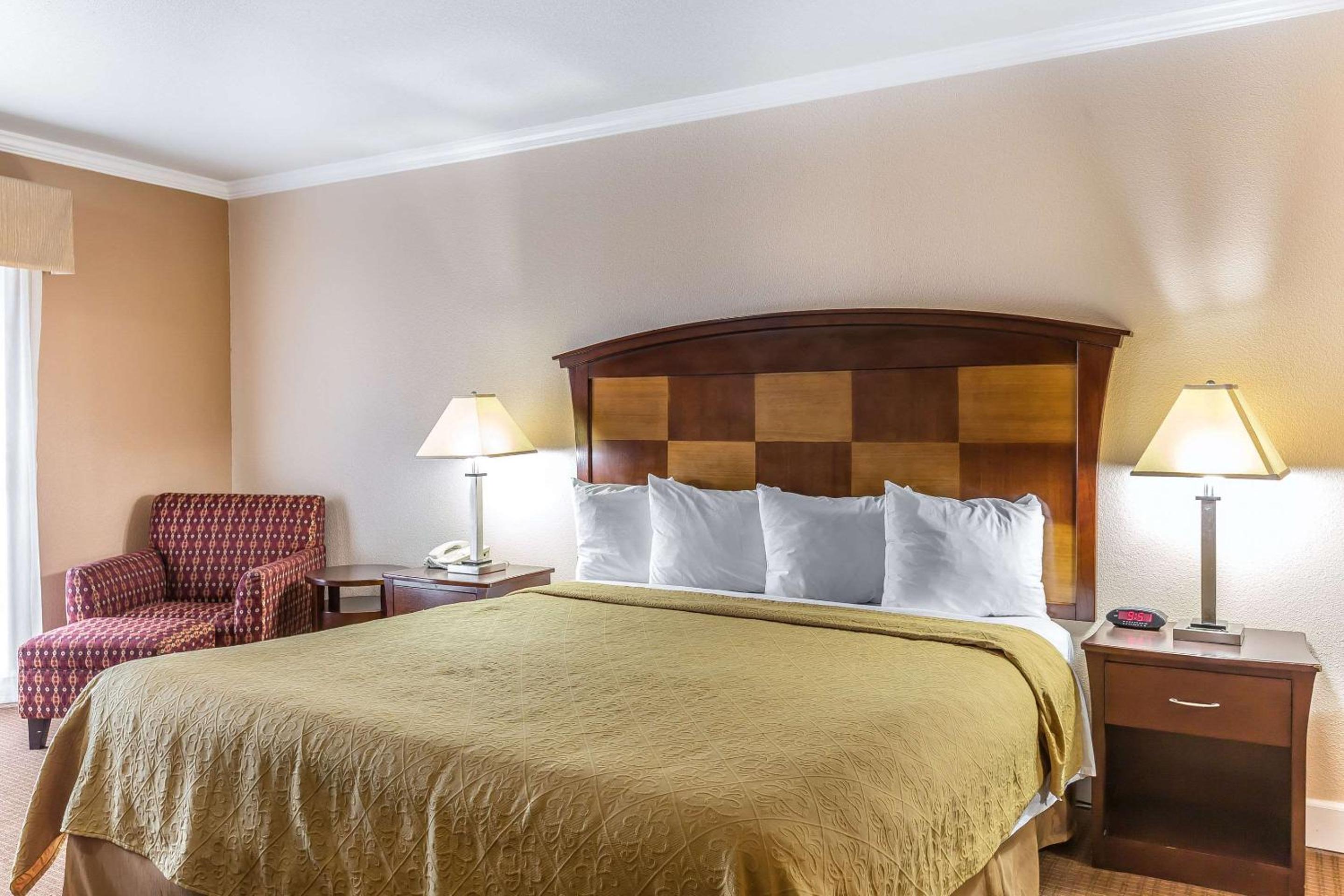 King Room - Non-Smoking - Photo 3