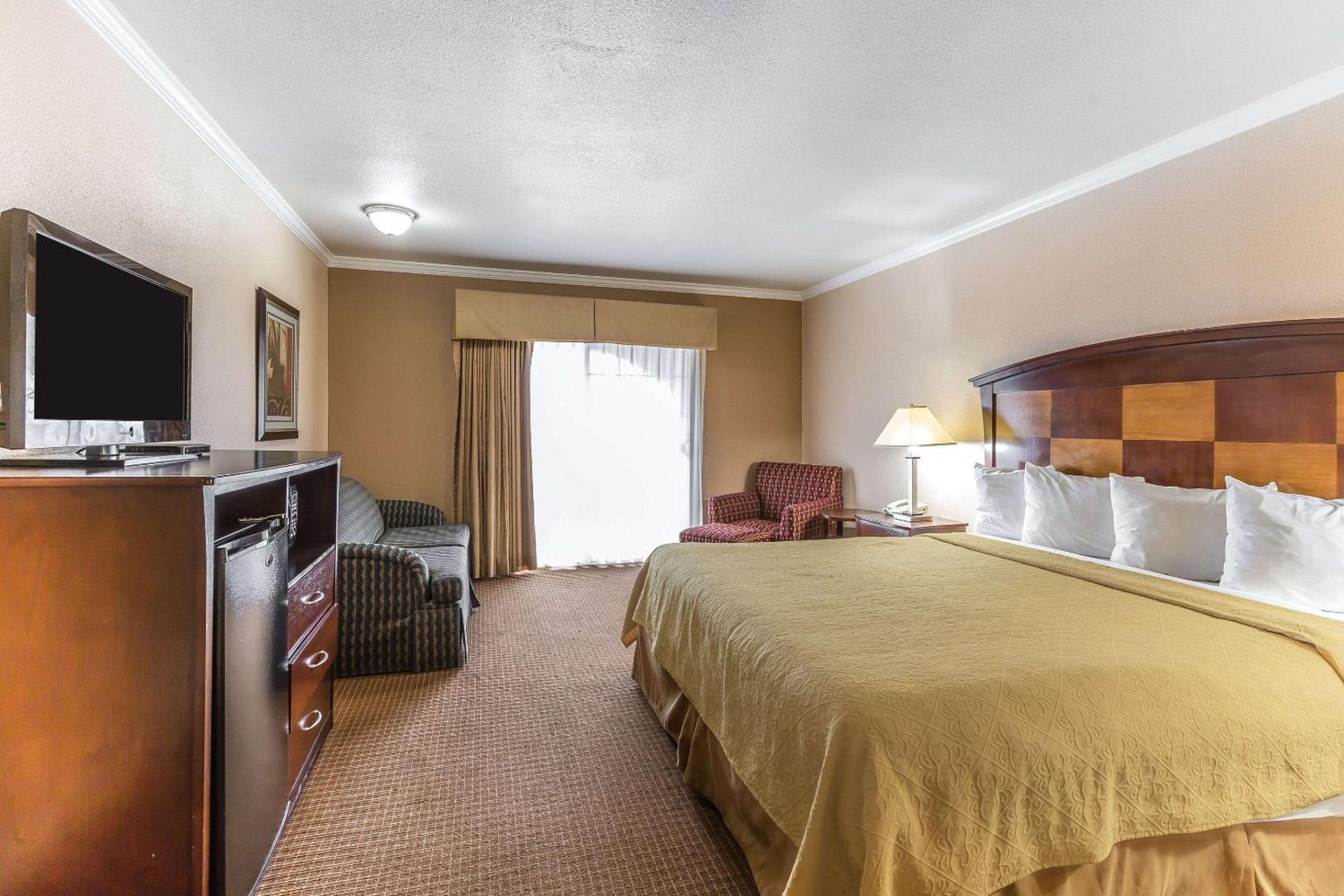 King Room - Non-Smoking - Photo 4