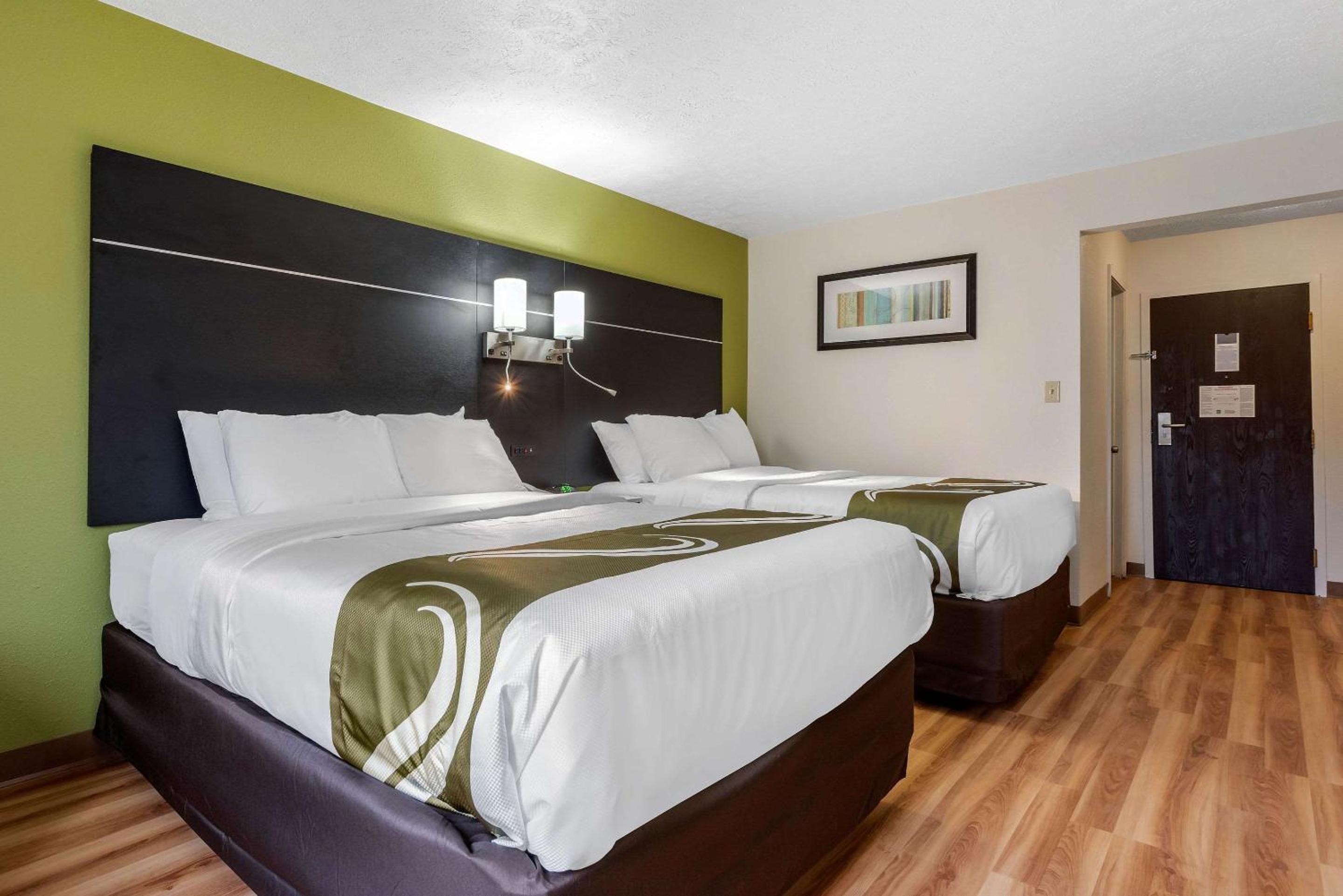 Queen Room with Two Queen Beds - Non-Smoking photo 3
