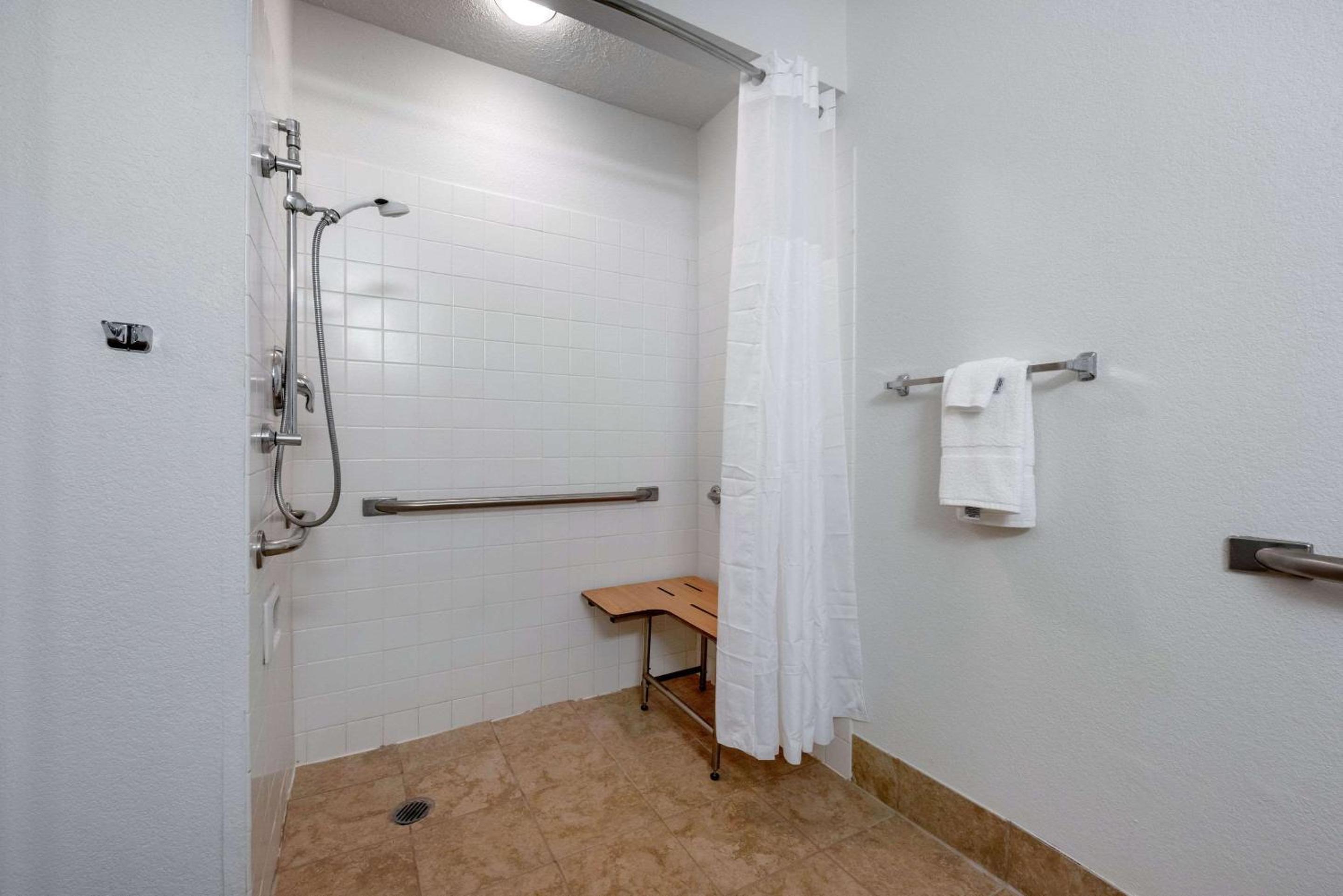 King Room - Accessible/Non-Smoking photo 2