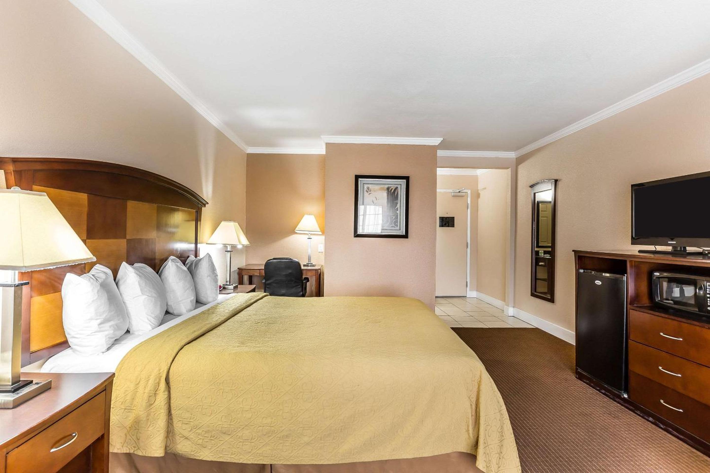 King Room - Non-Smoking - Photo 5