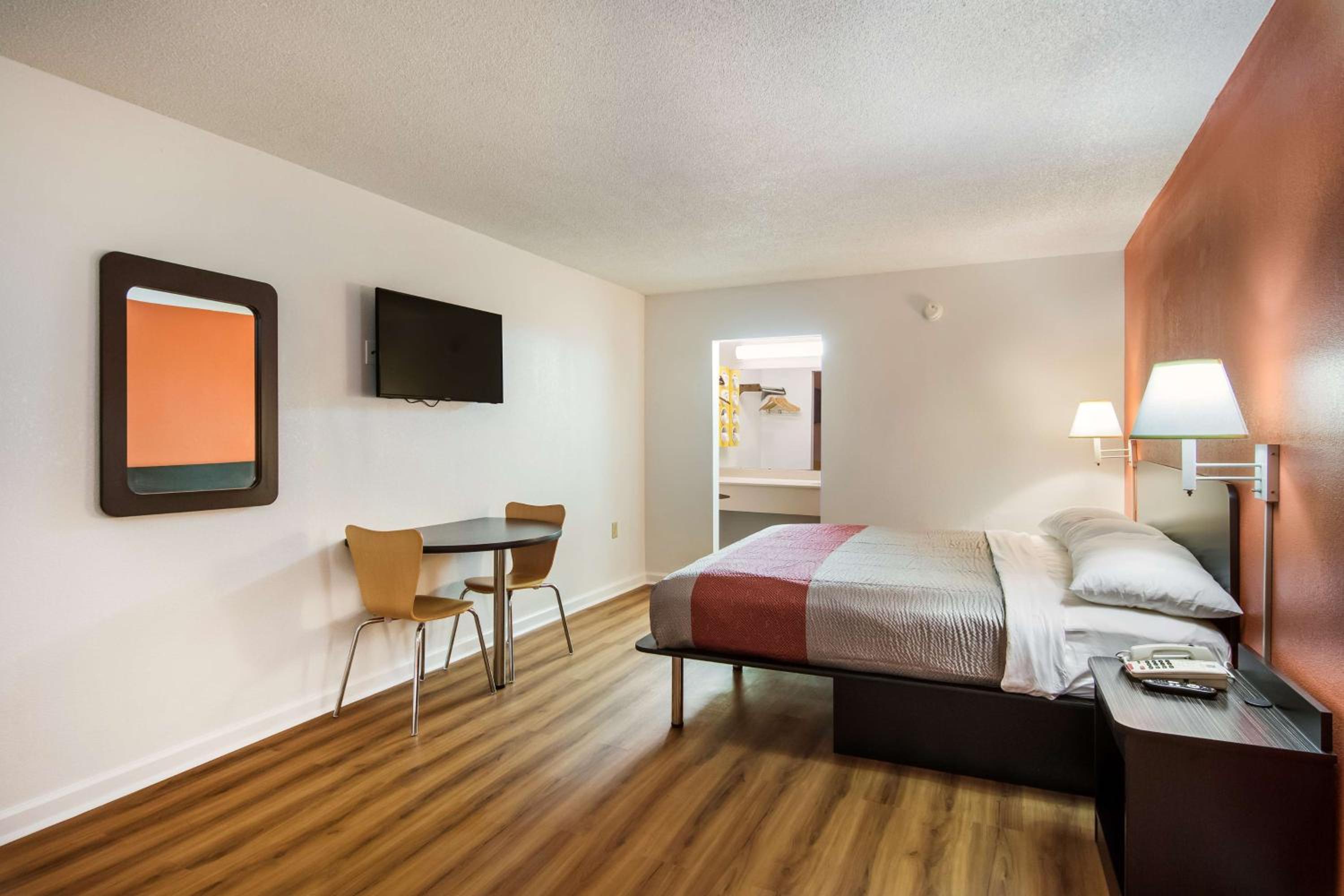 Deluxe King Room - Non-Smoking - Photo 5