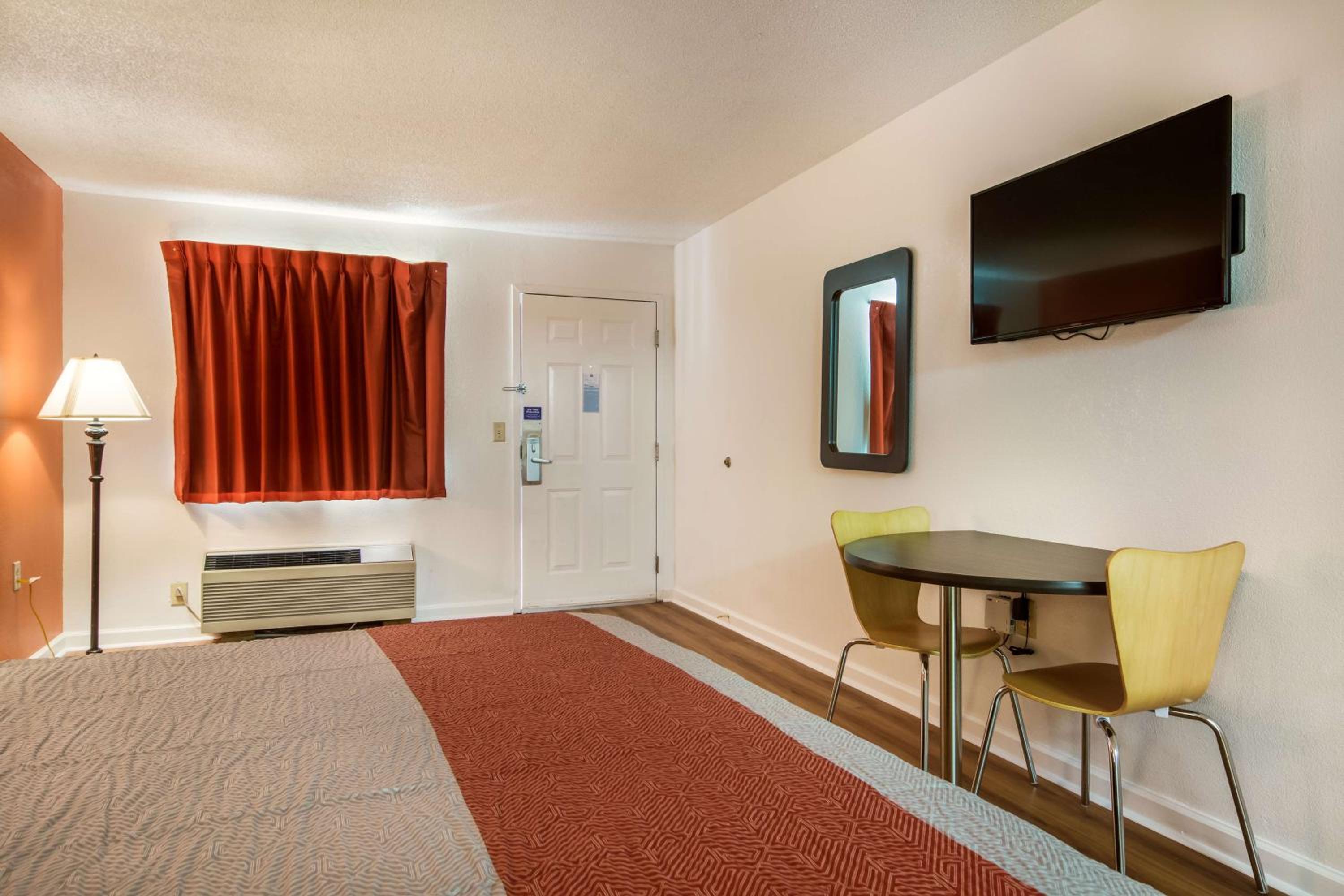 Deluxe King Room - Non-Smoking - Photo 8