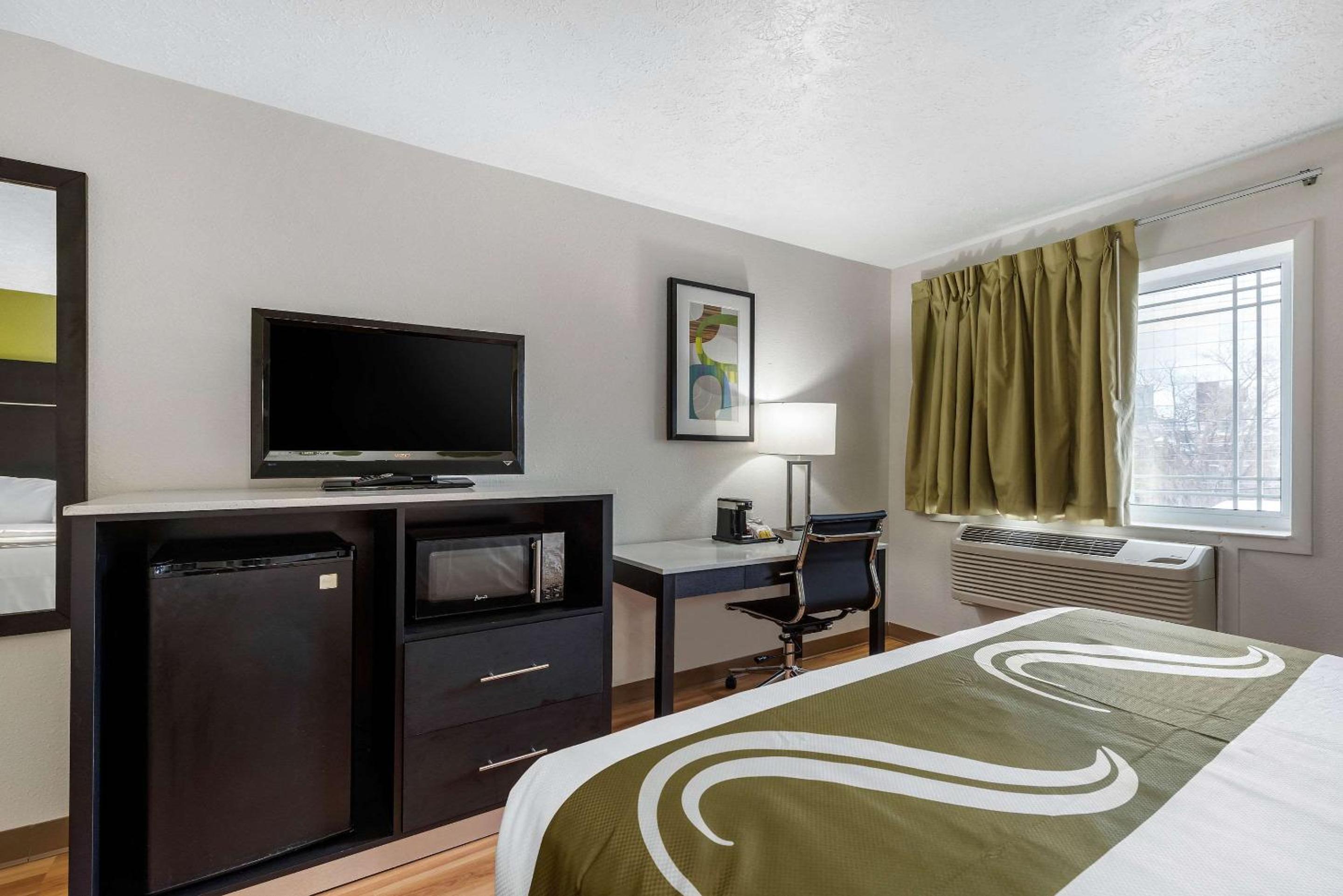 Queen Room with Two Queen Beds - Non-Smoking photo 2