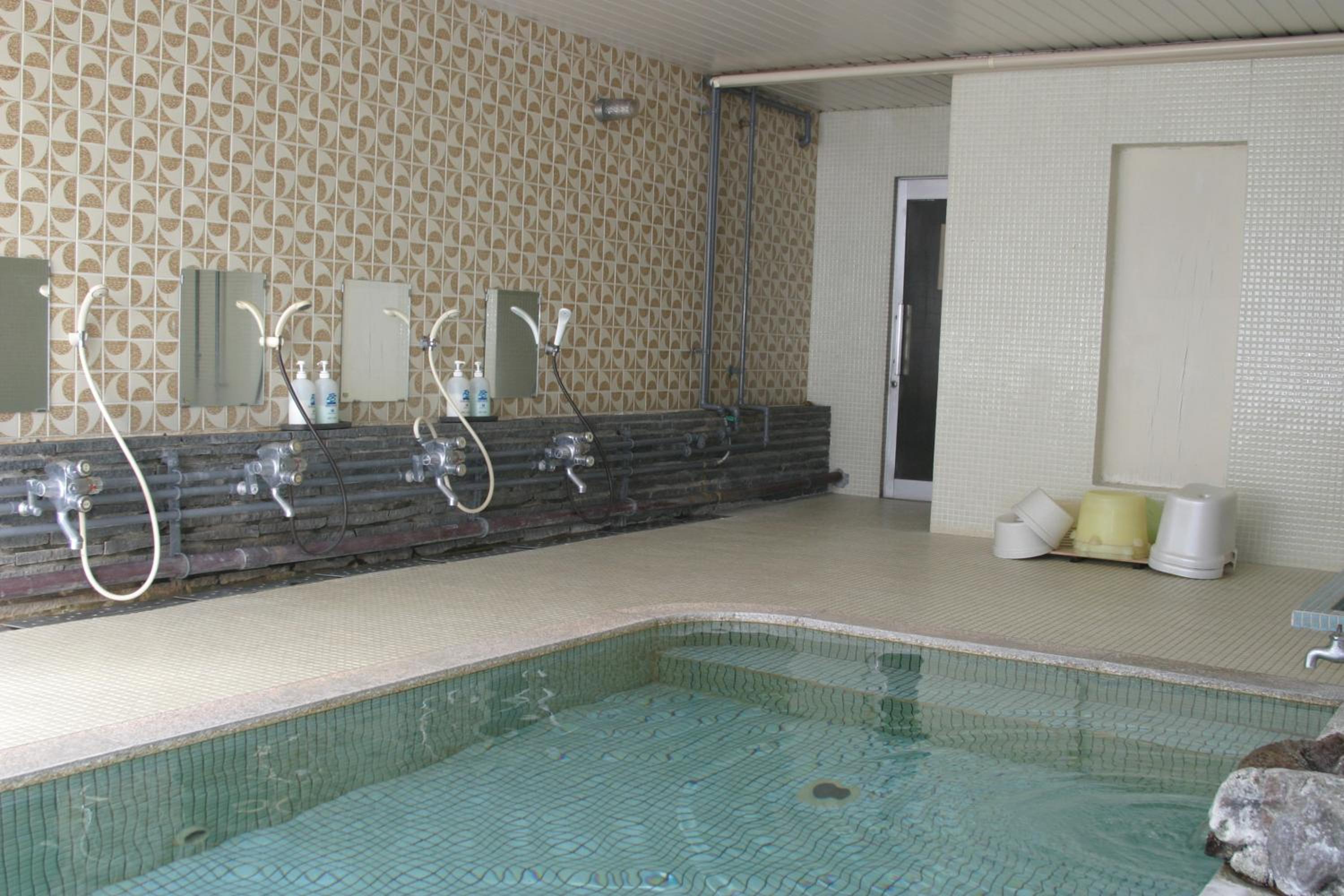 Family Room with Shared Bathroom photo 2