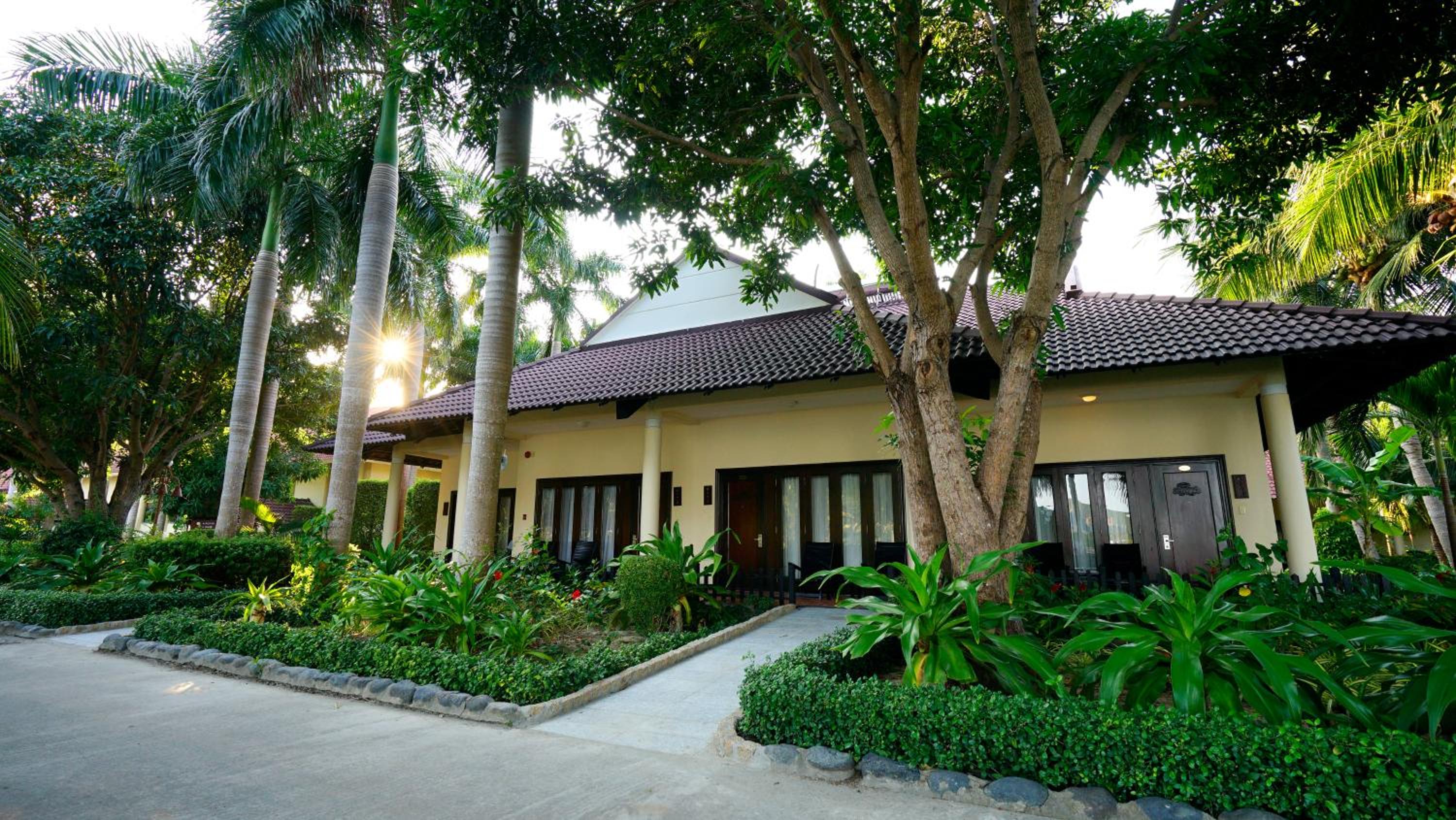 Diamond Bungalow with Garden View - Photo 14