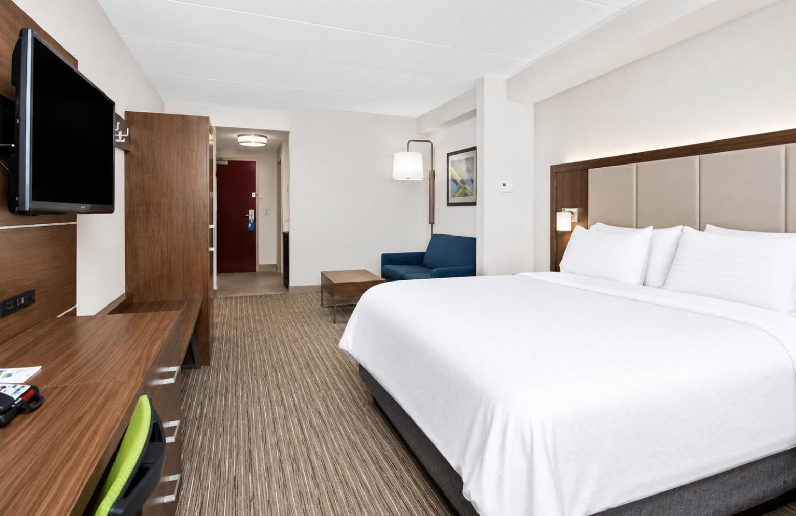 Standard King Room with Roll-in Shower - Mobility Accessible