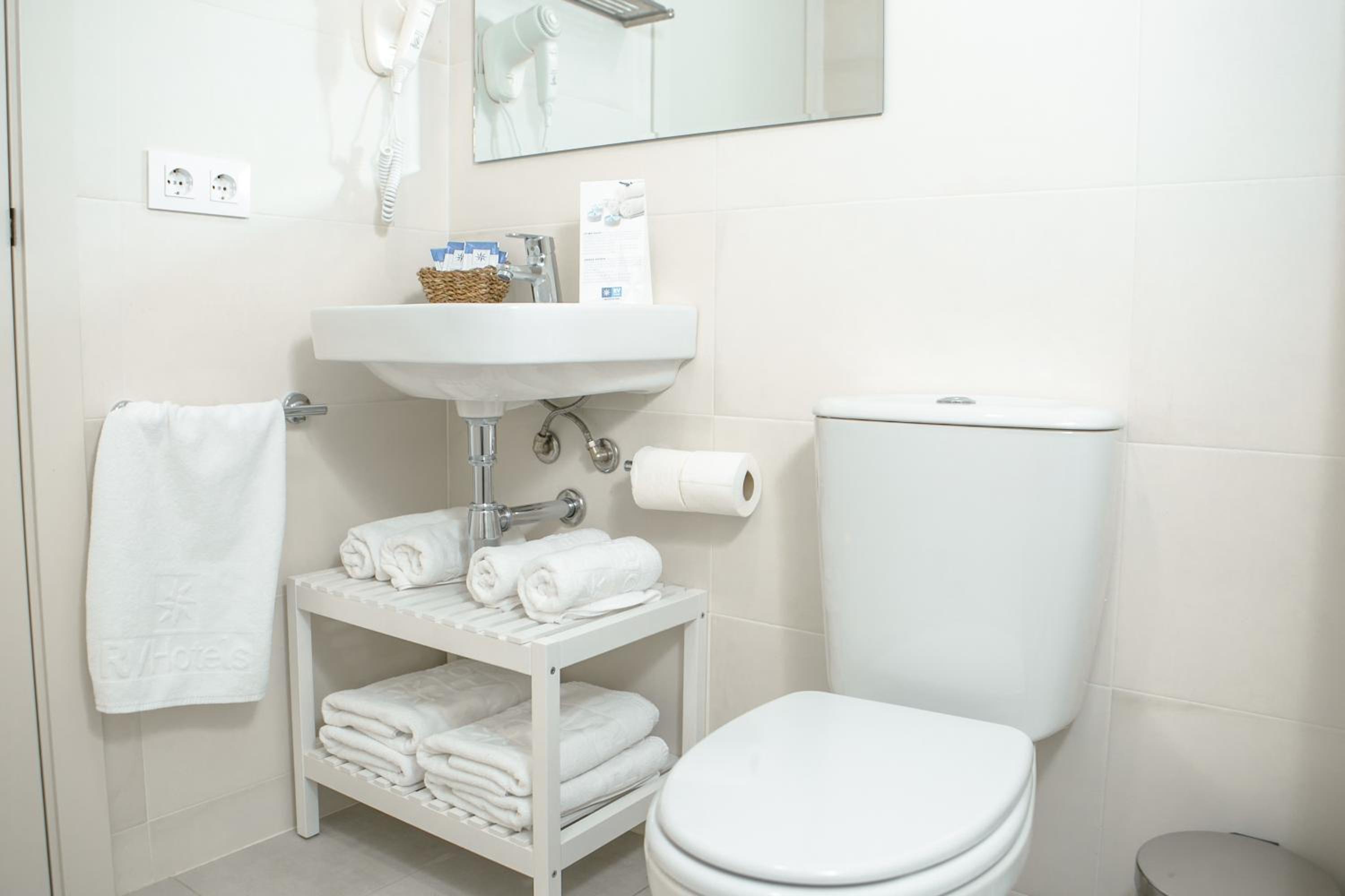 Standard Quadruple Room (4 adults) - Photo 4