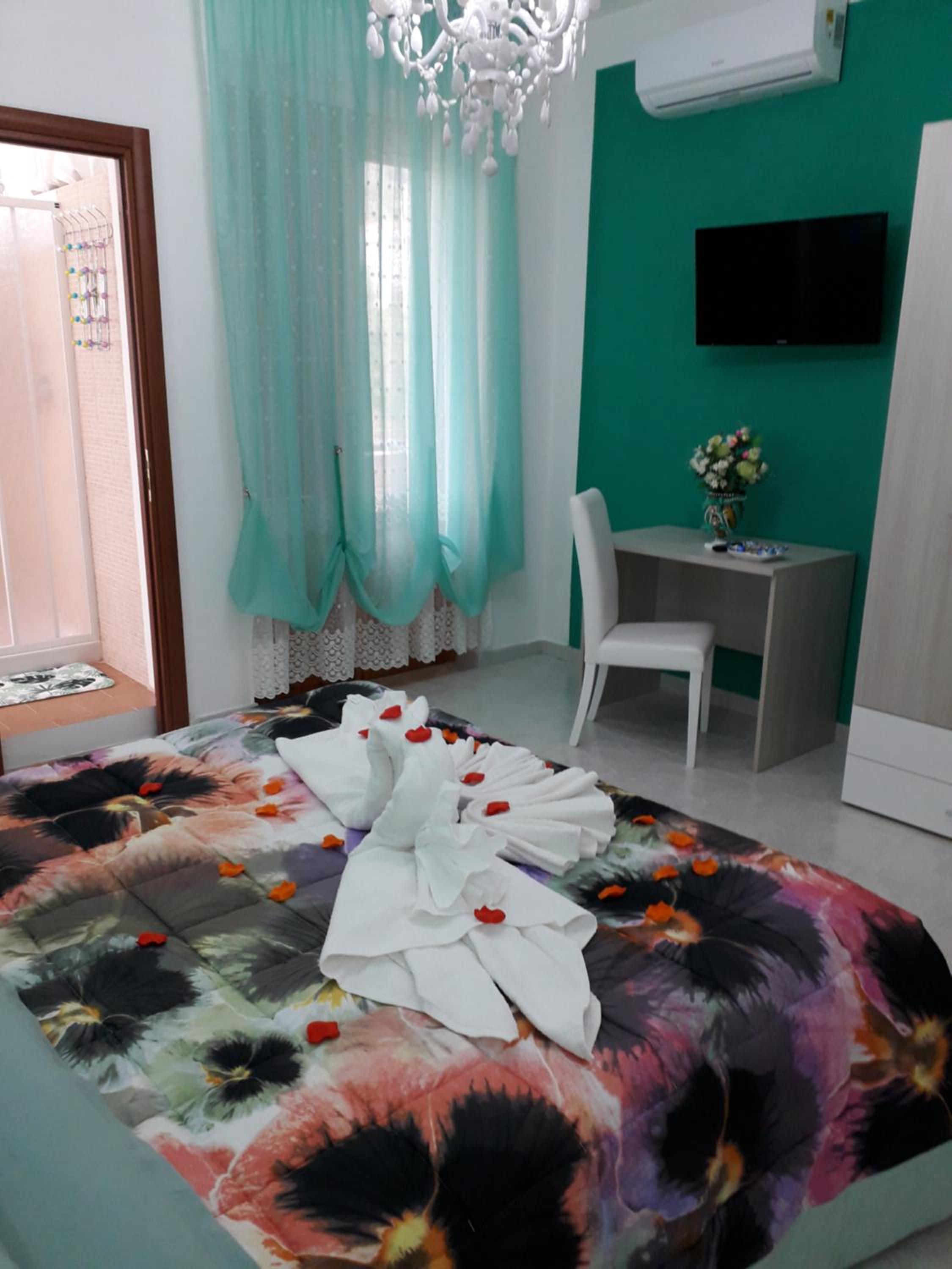 Deluxe Double Room with Balcony photo 3