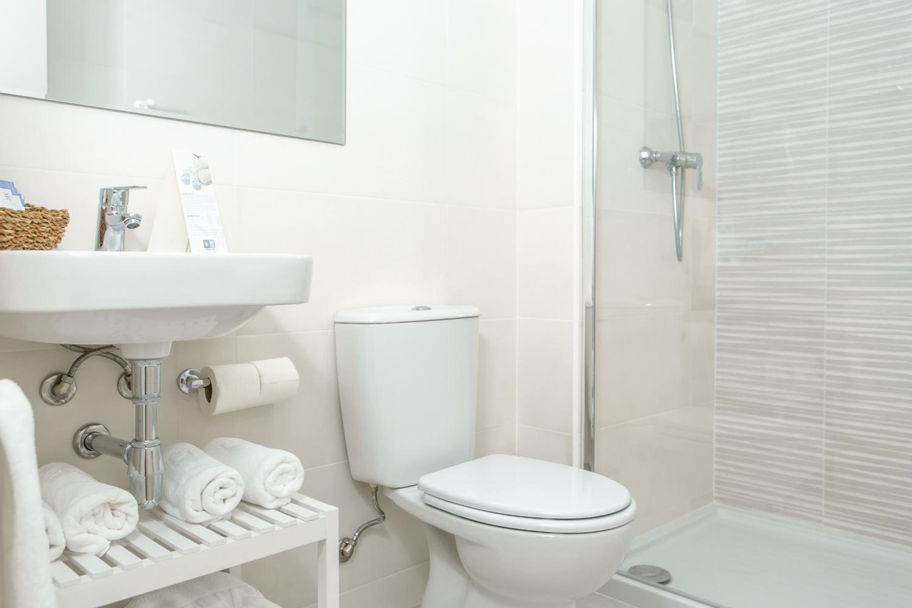 Standard Quadruple Room (4 adults) - Photo 5