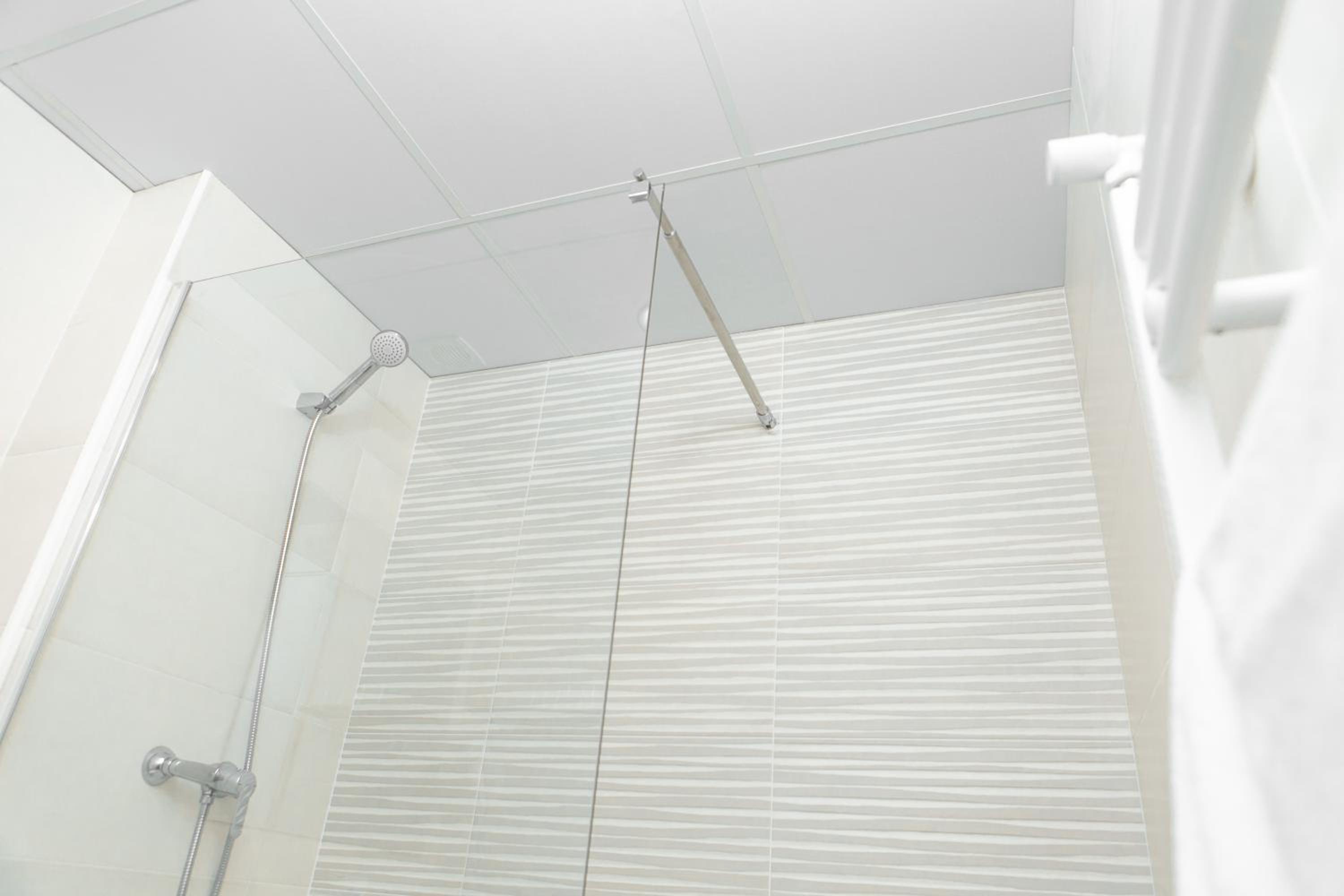 Standard Quadruple Room (4 adults) - Photo 8