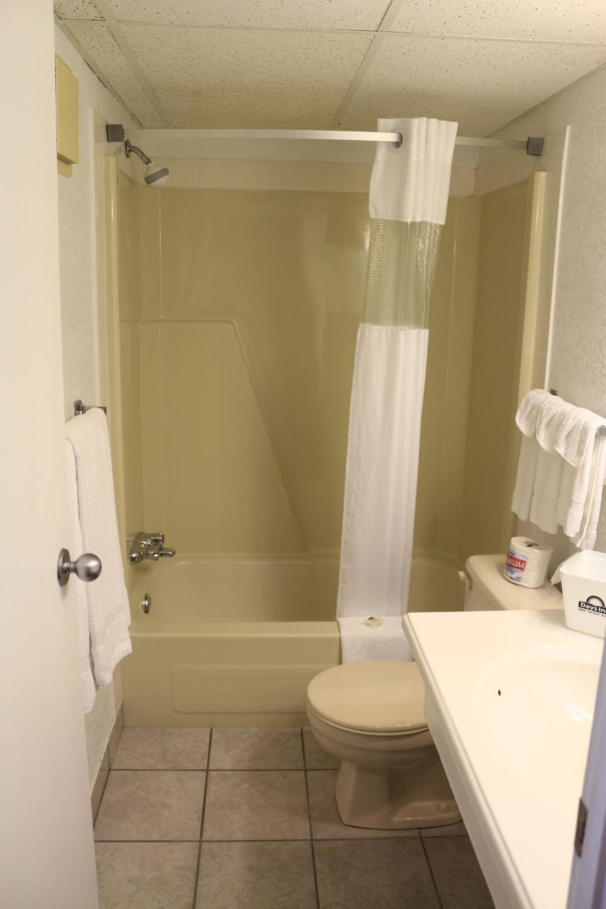 Queen Room - Non-Smoking - Photo 3