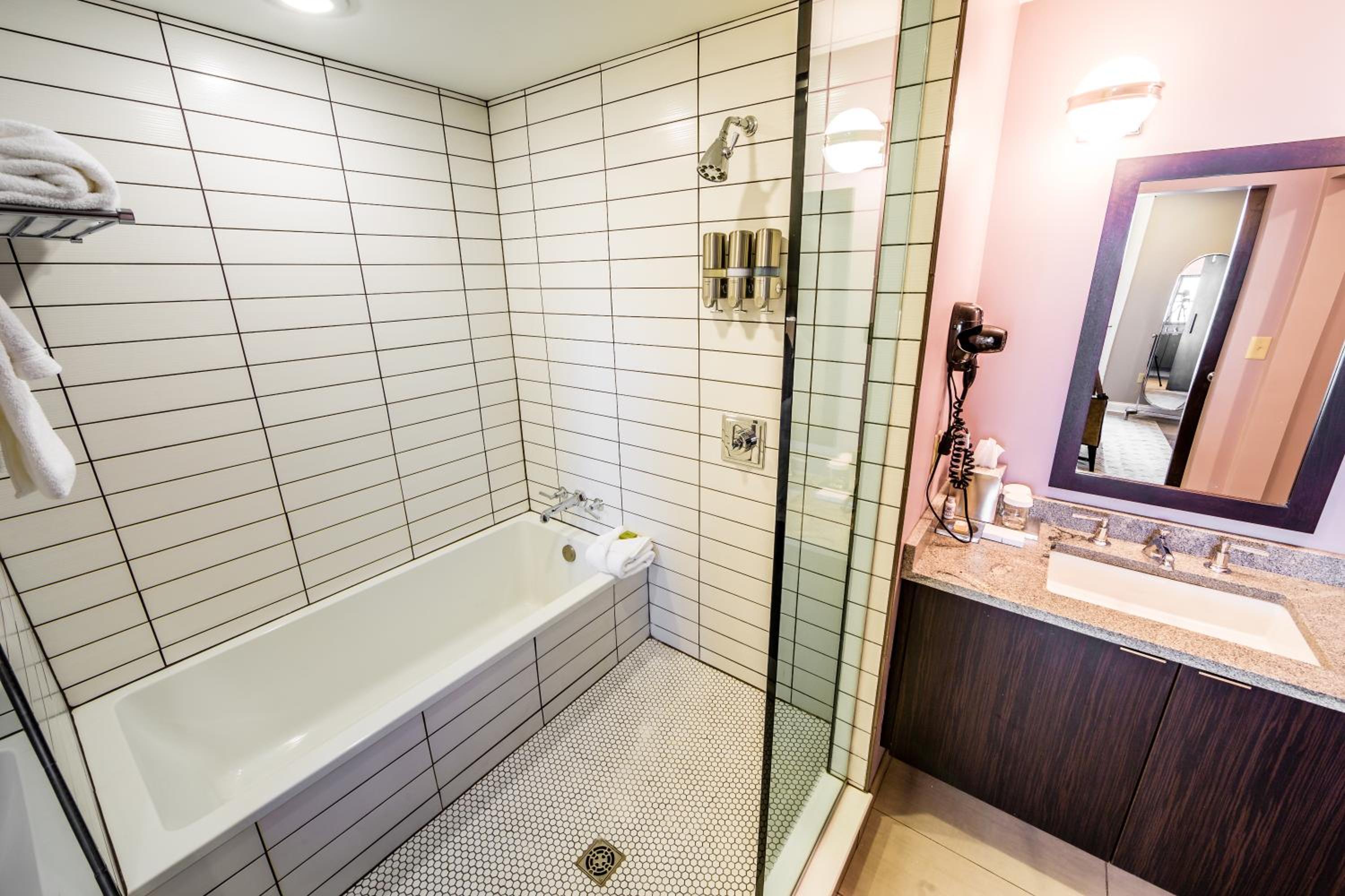 Junior Suite with King Bed - Photo 7