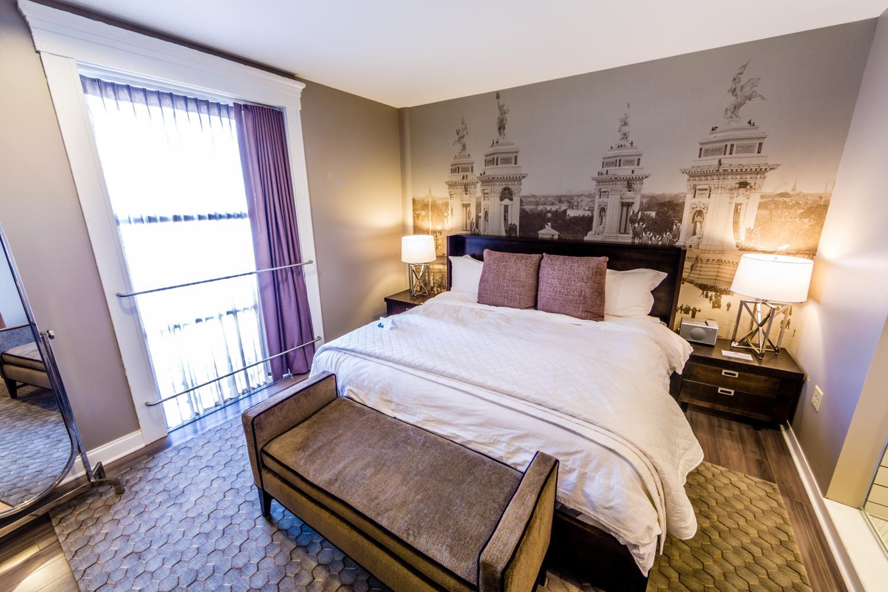 Junior Suite with King Bed - Photo 10