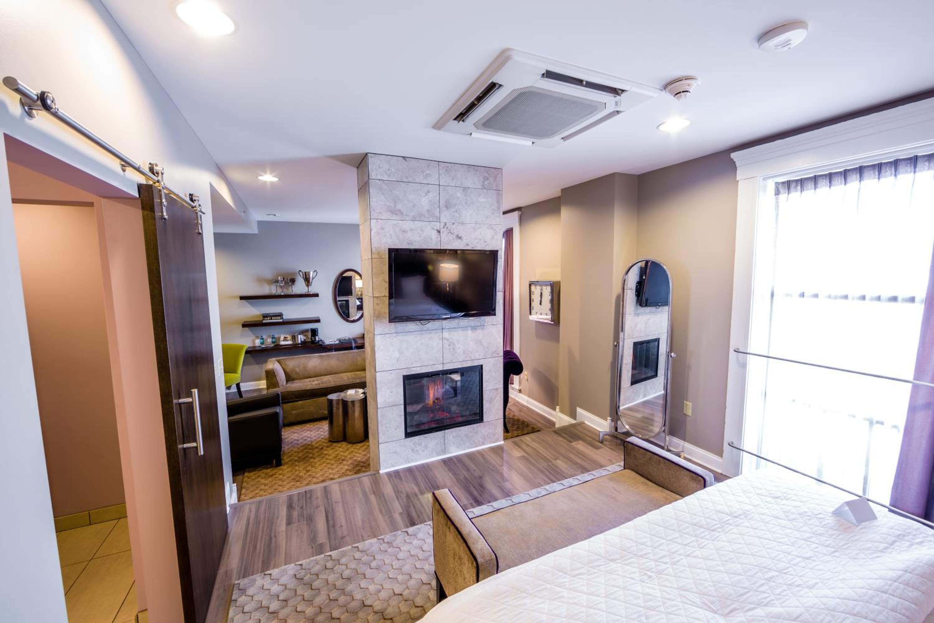 Junior Suite with King Bed - Photo 4