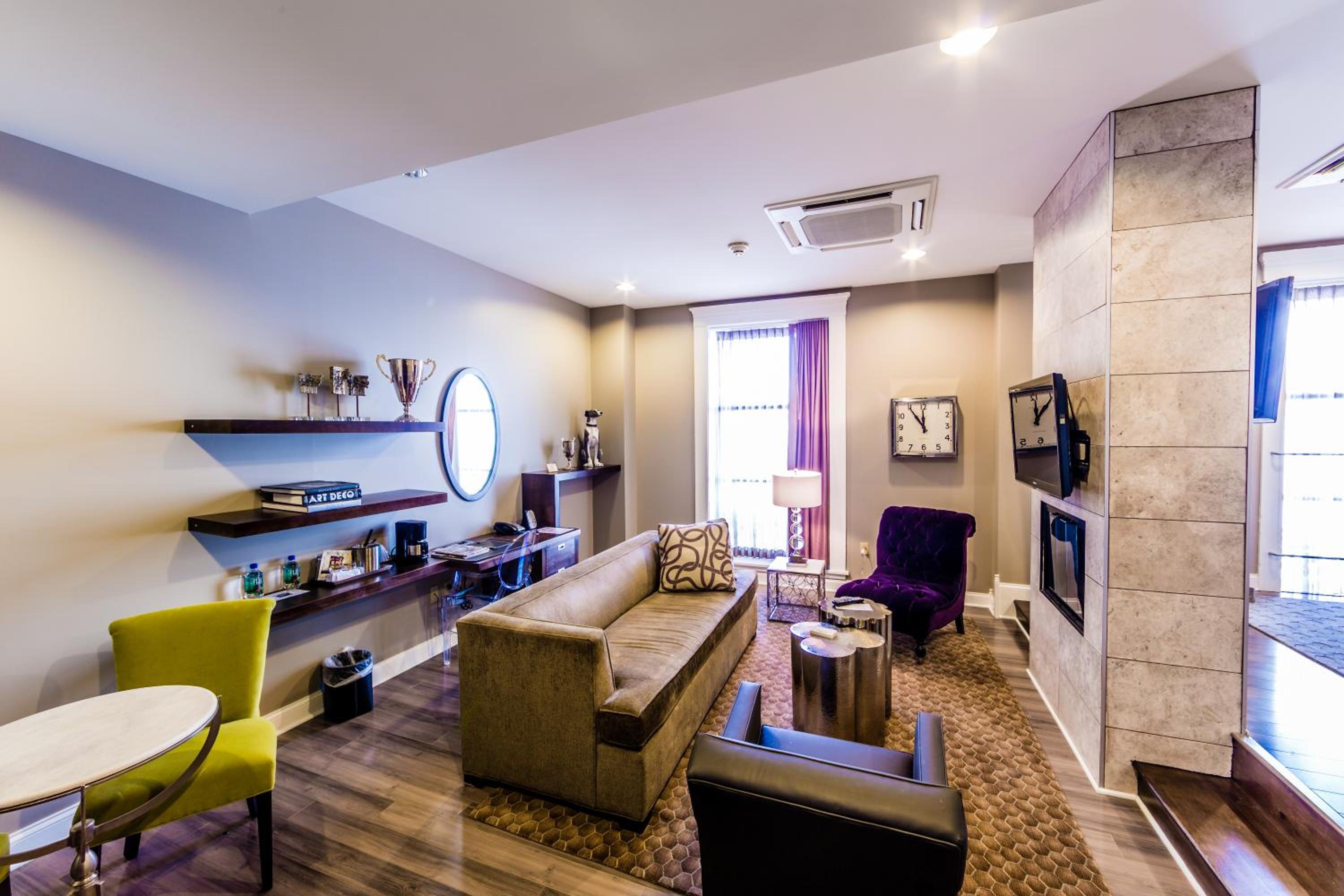 Junior Suite with King Bed - Photo 3