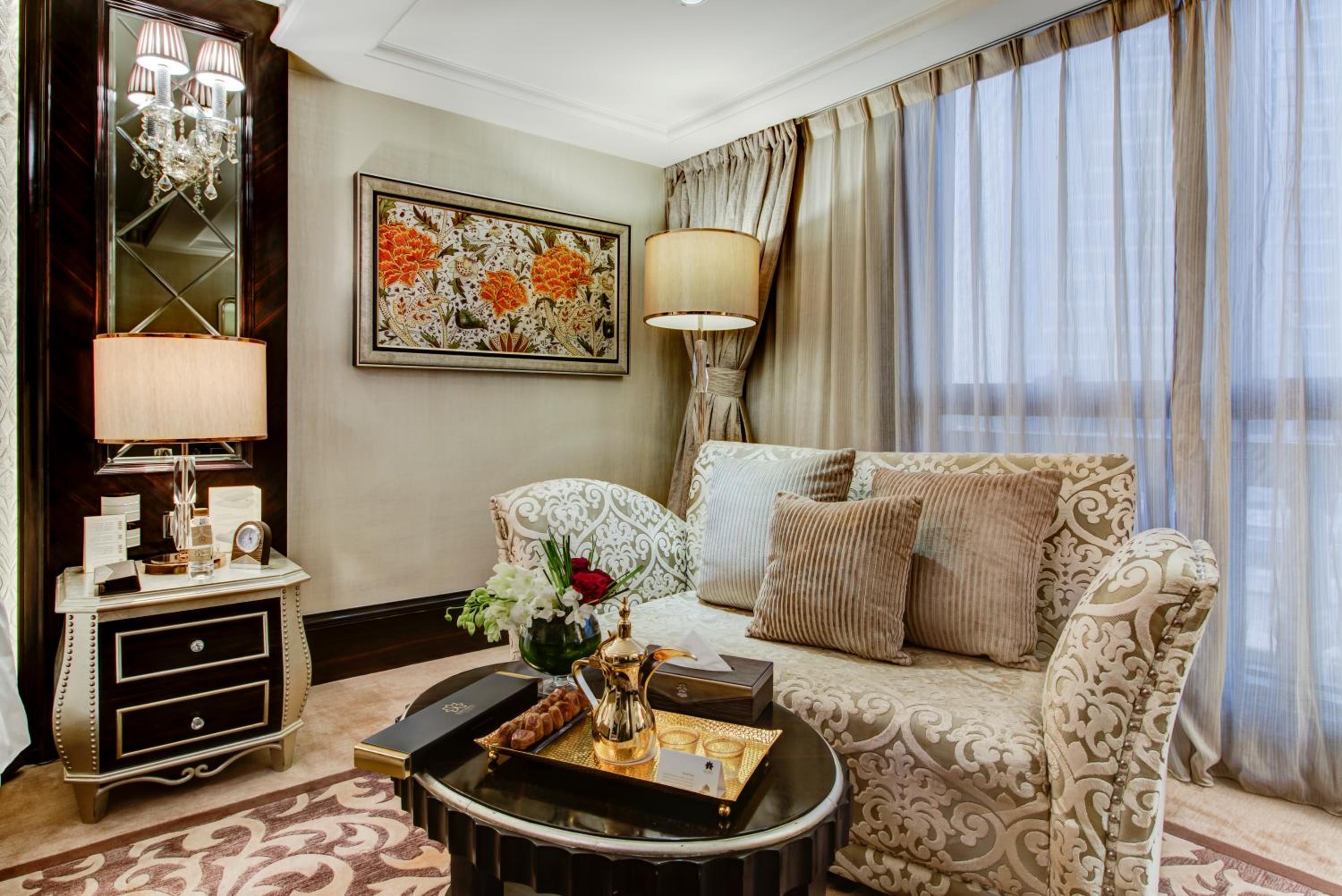 Premium Room with King Bed - Photo 6