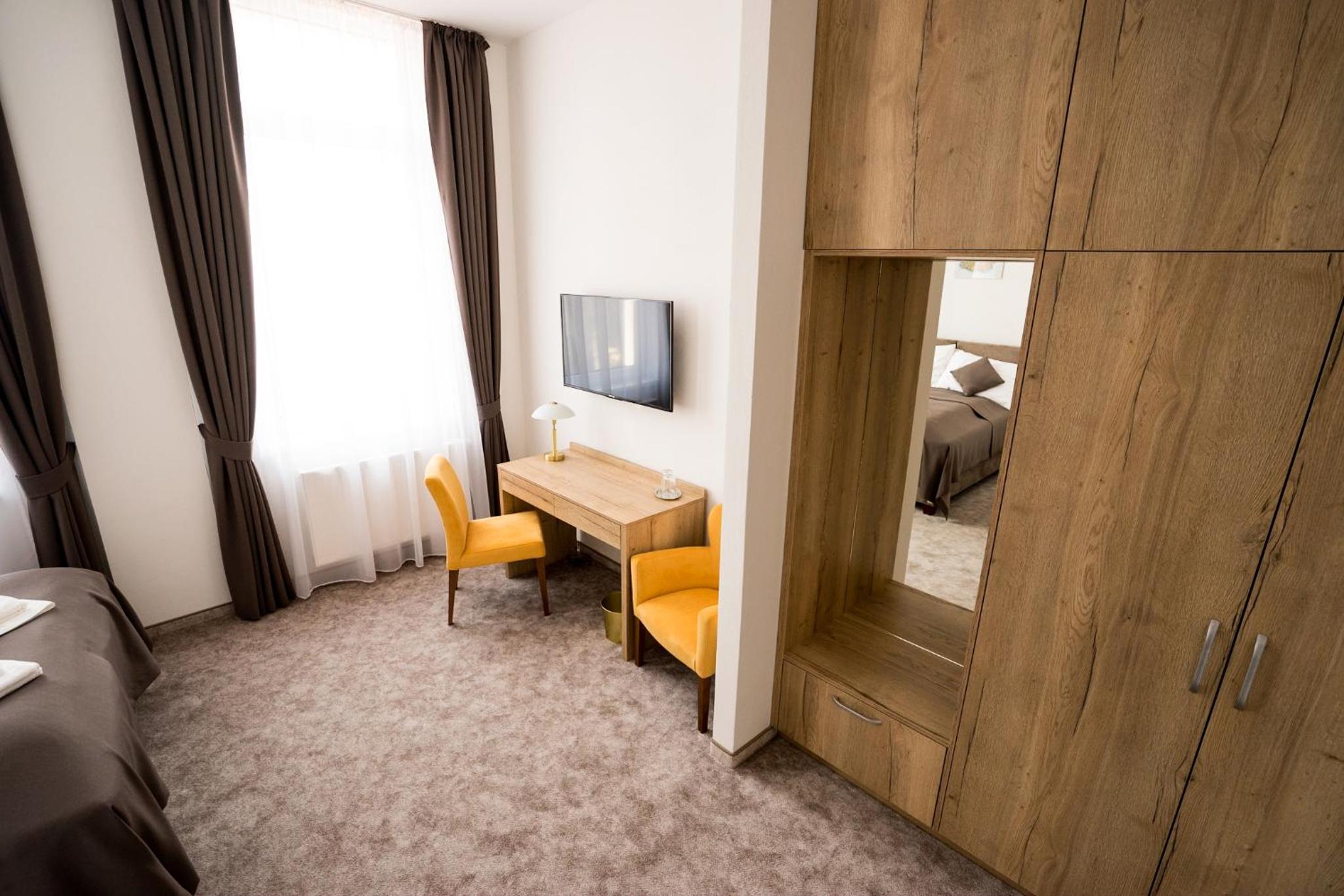 Double or Twin Room - Photo 10