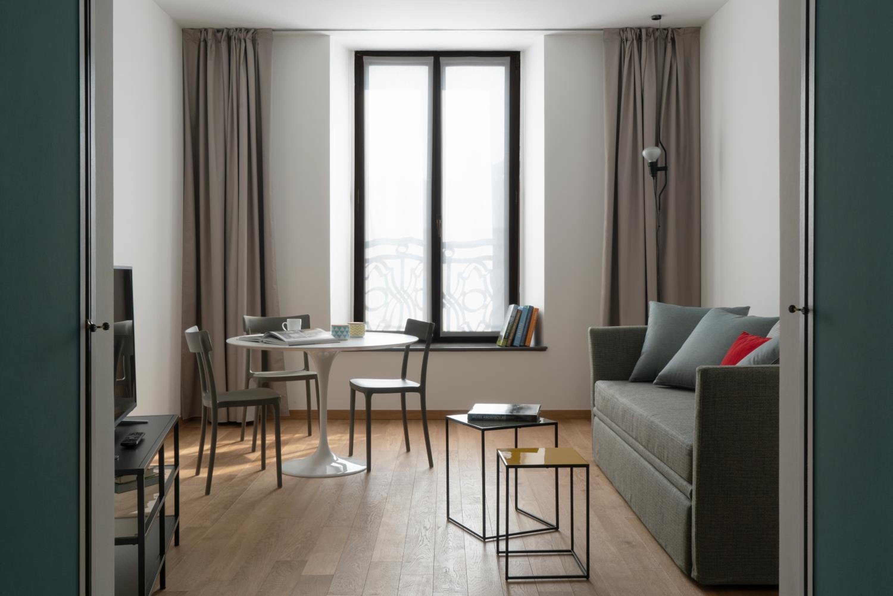 One-Bedroom Apartment (Via Romagnosi 4)