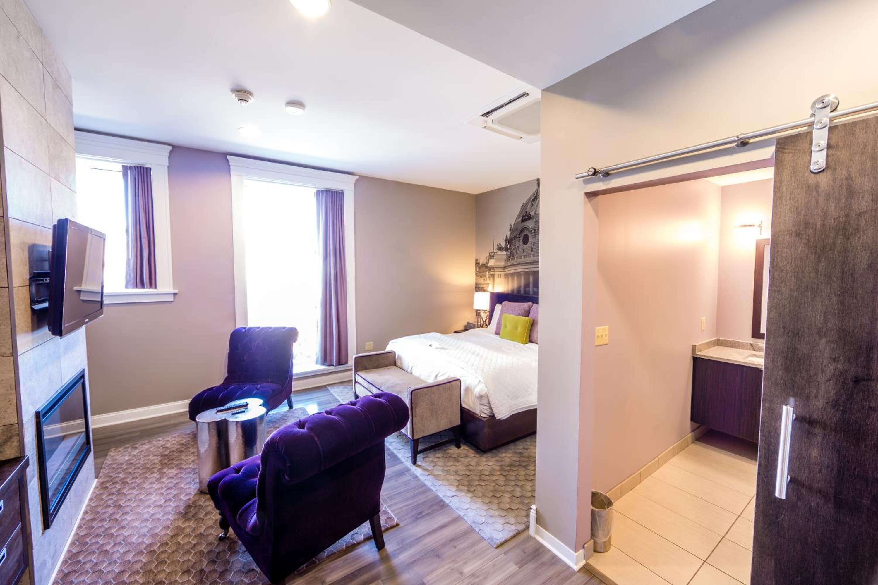Deluxe Room with King Bed - Photo 4