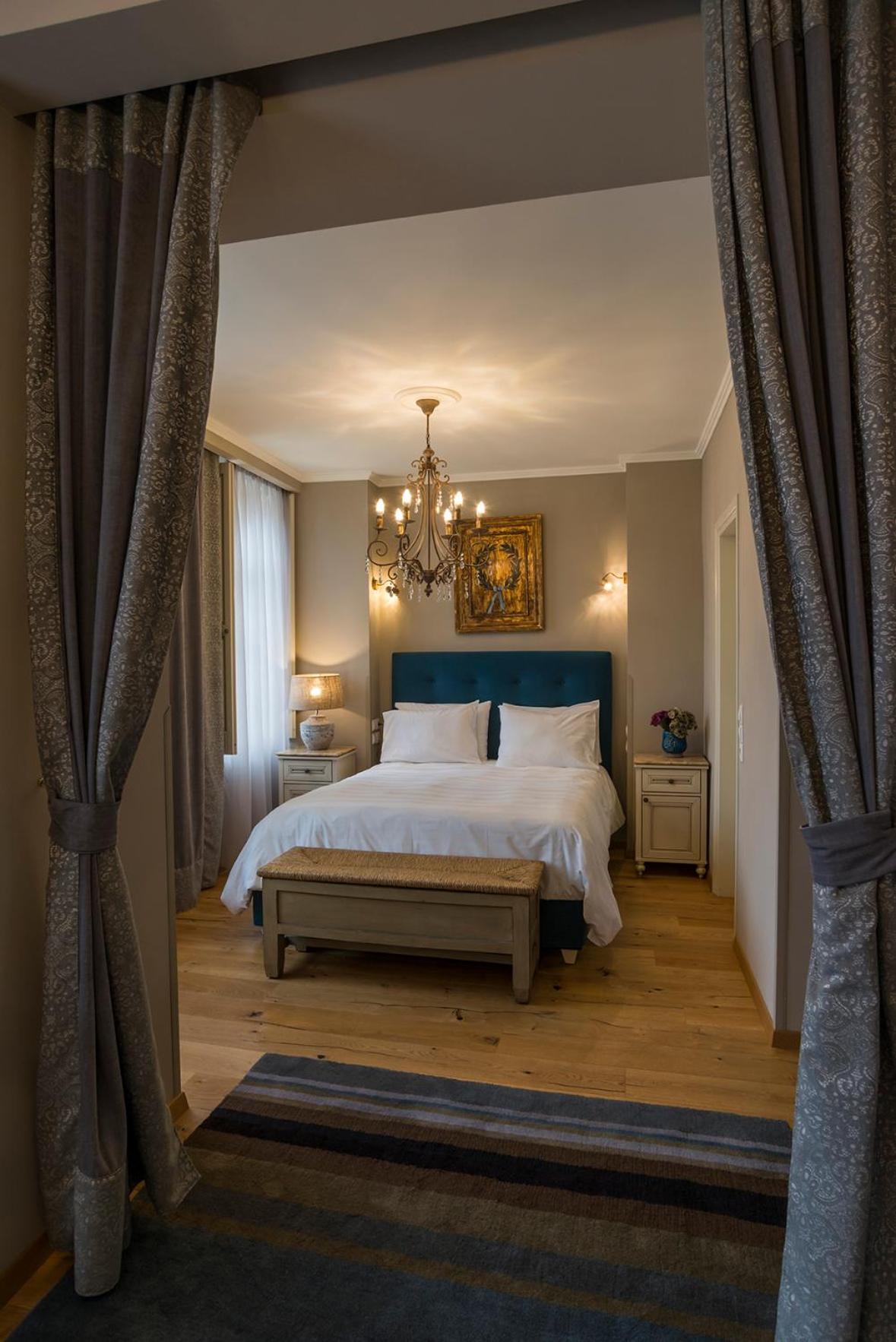 One-Bedroom Suite with Sofa Bed photo 3