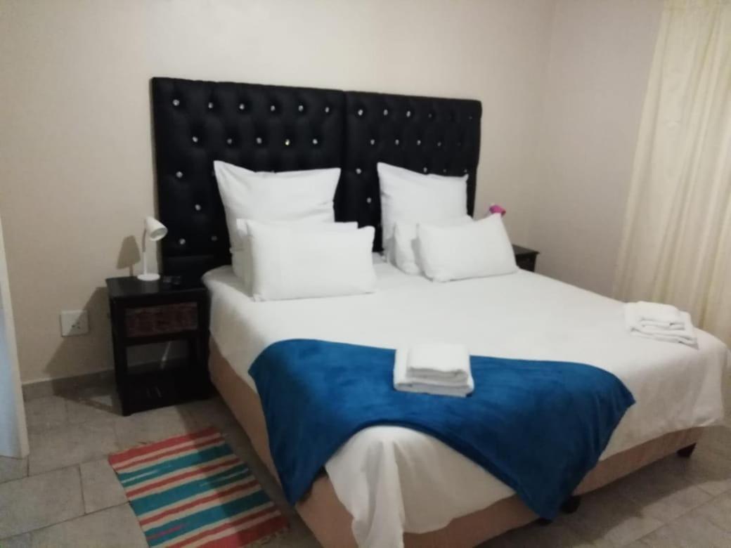 Double Room with Shared Bathroom photo 3