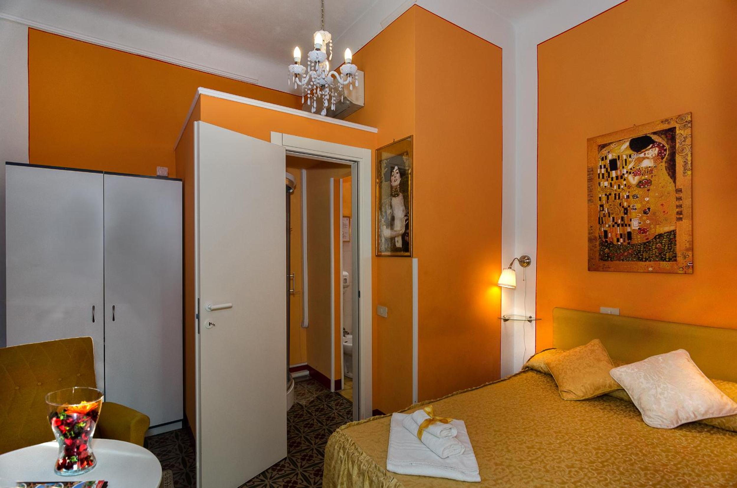Small Double Room - Photo 12