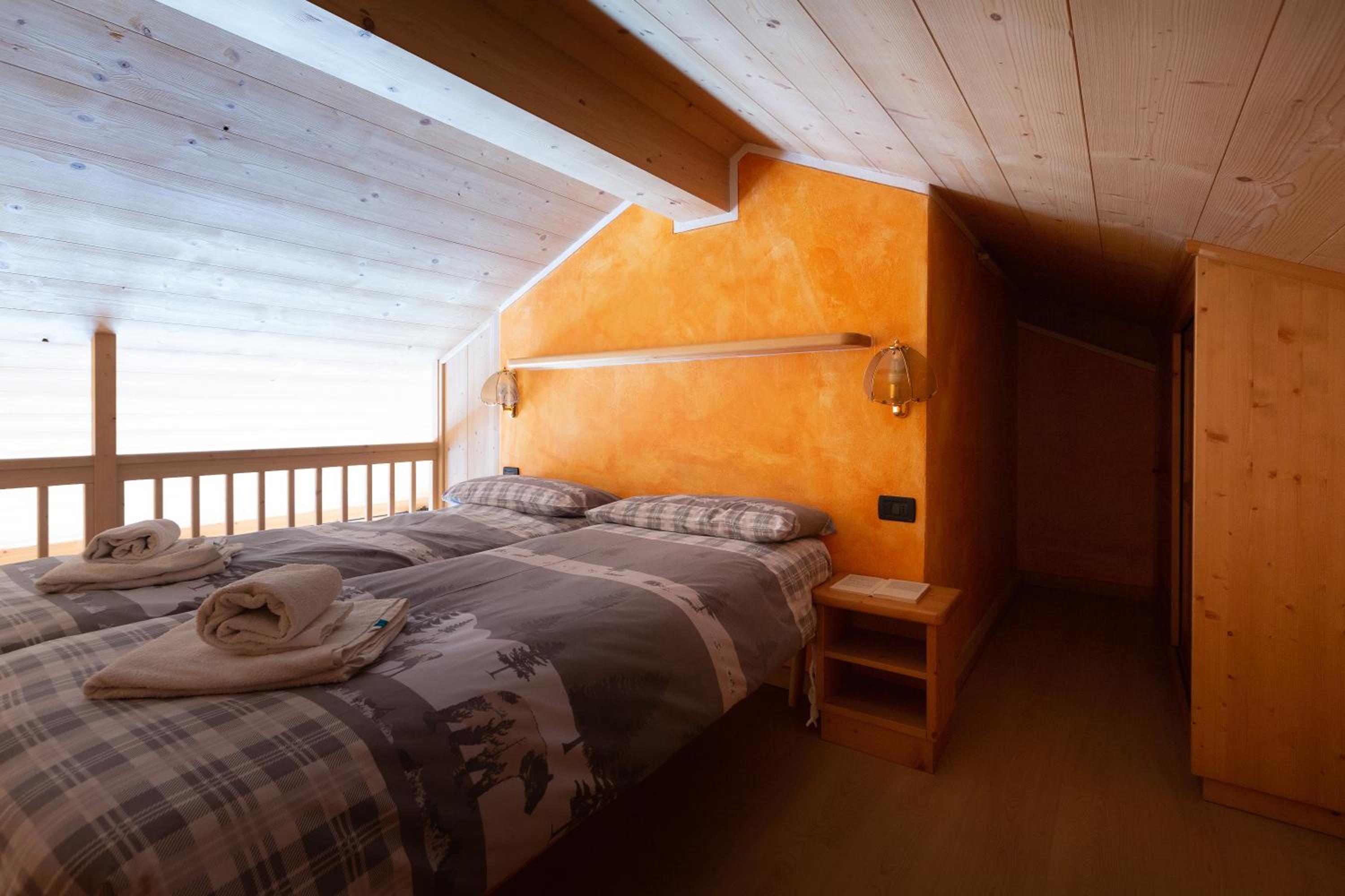 One-Bedroom Apartment - Split Level photo 2