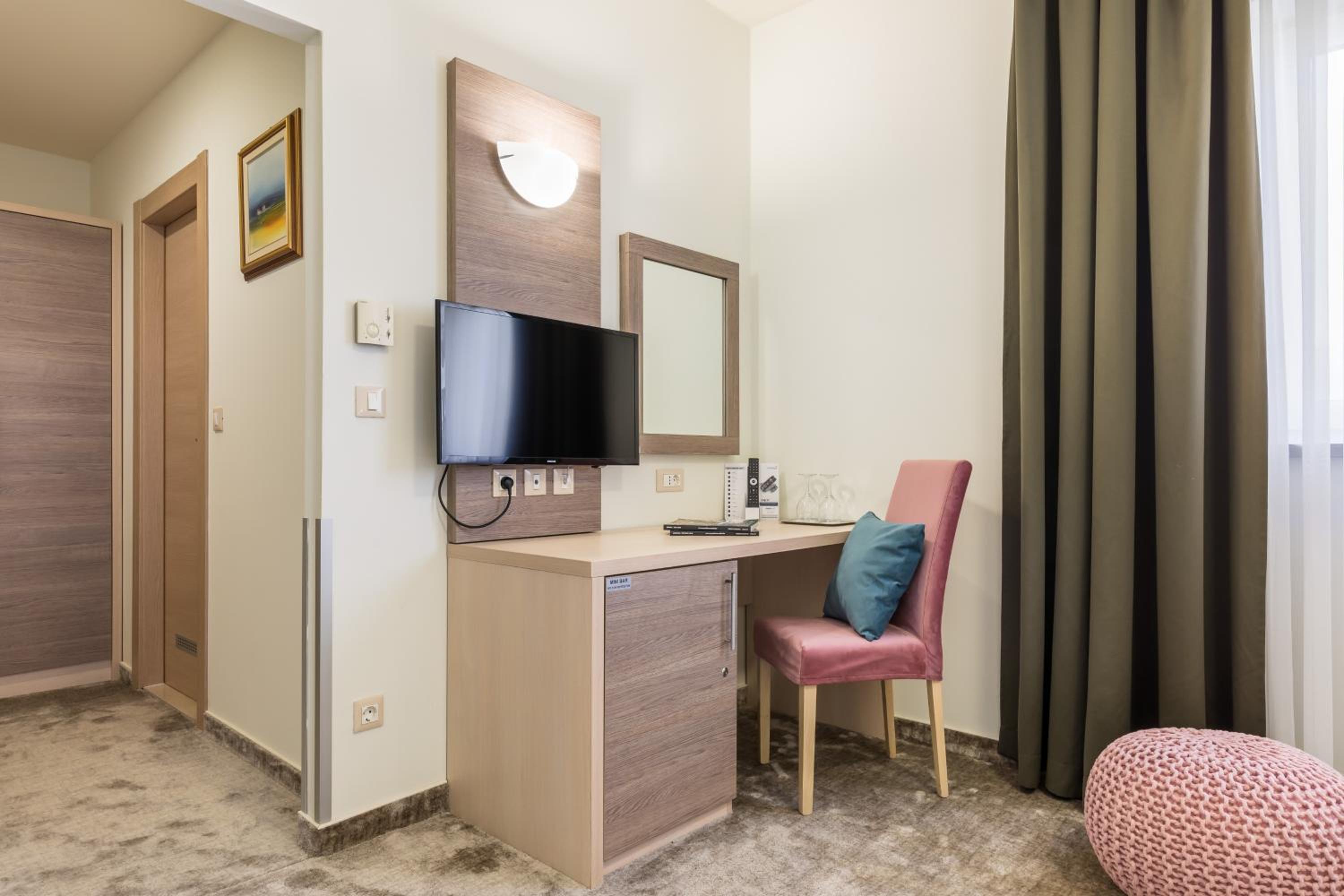 Standard Twin Room - Photo 4