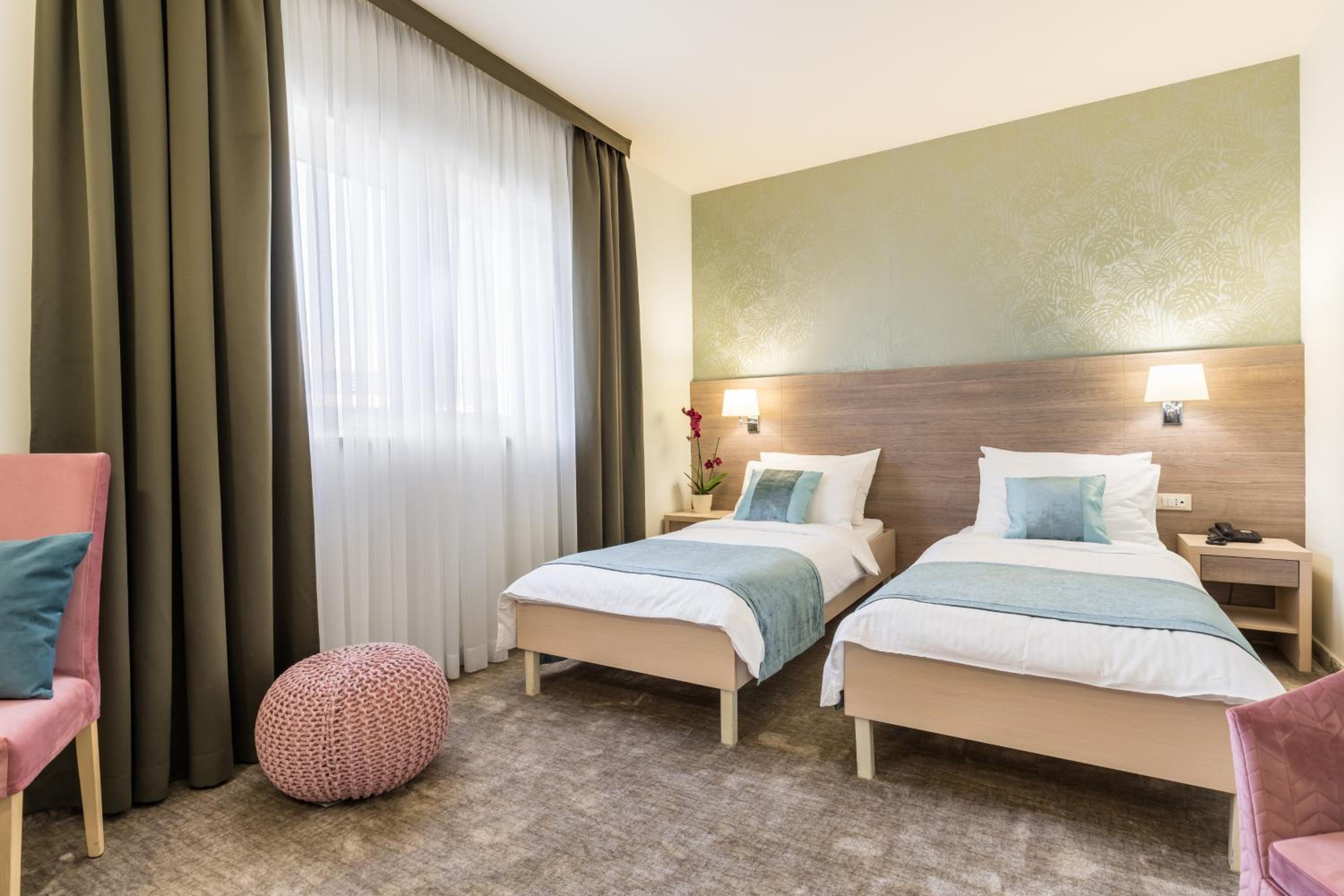 Standard Twin Room - Photo 6