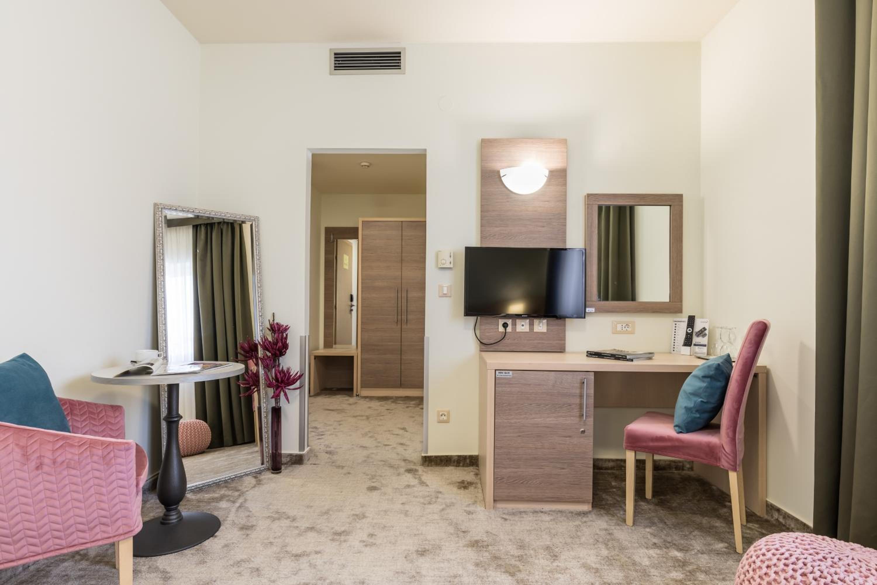 Standard Twin Room - Photo 16