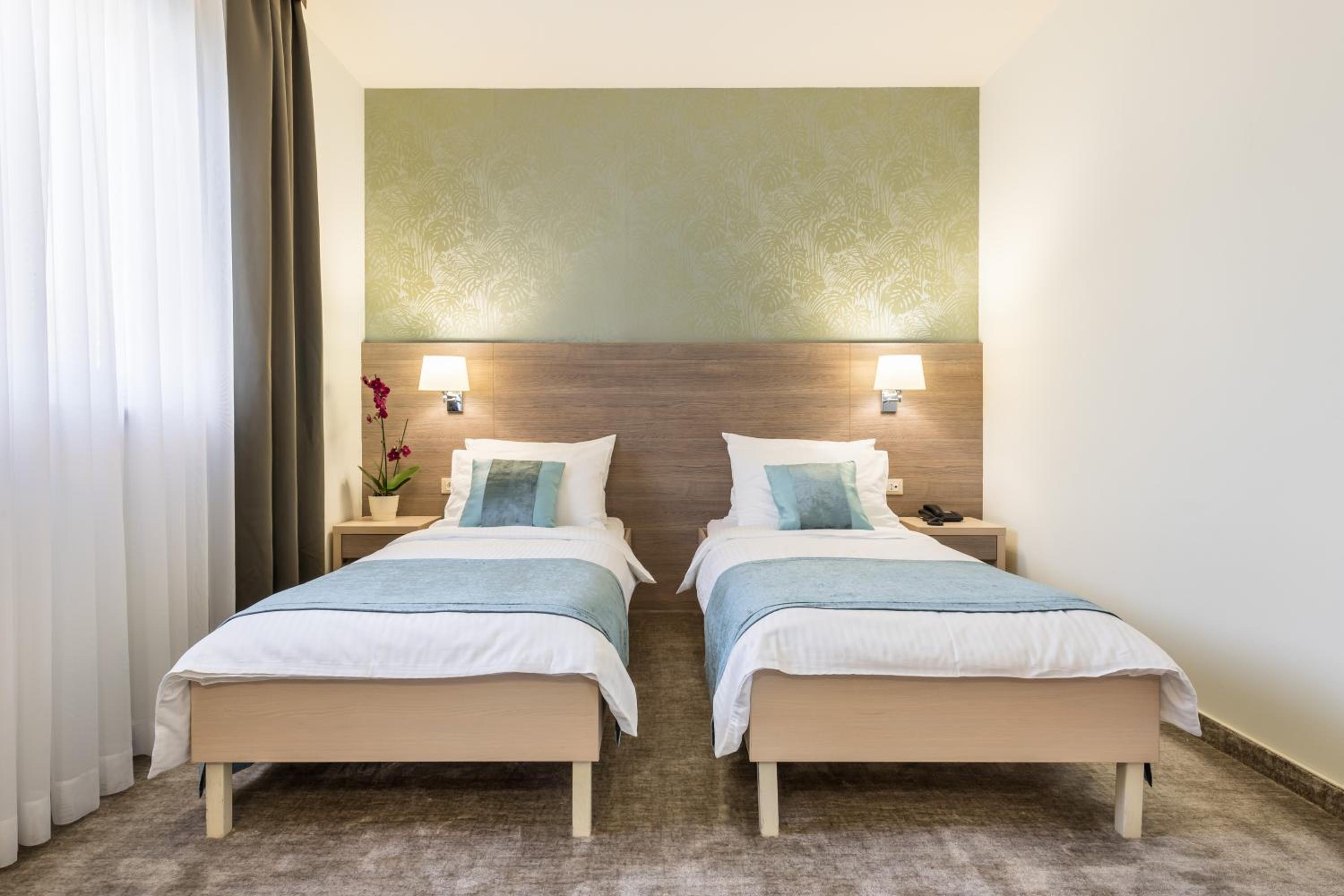 Standard Twin Room - Photo 11